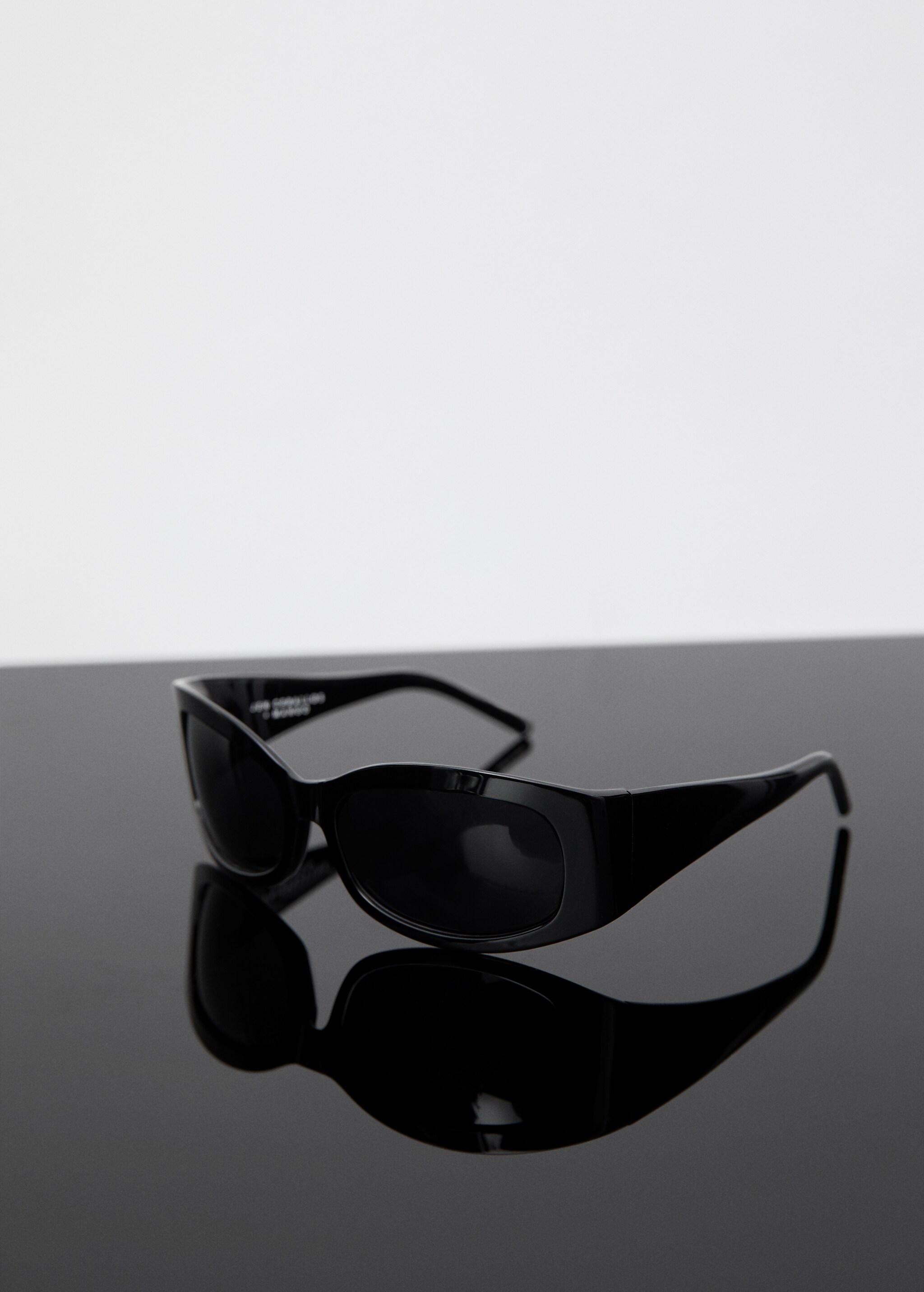 Солнцезащитные очки в овальной оправе - Средний план