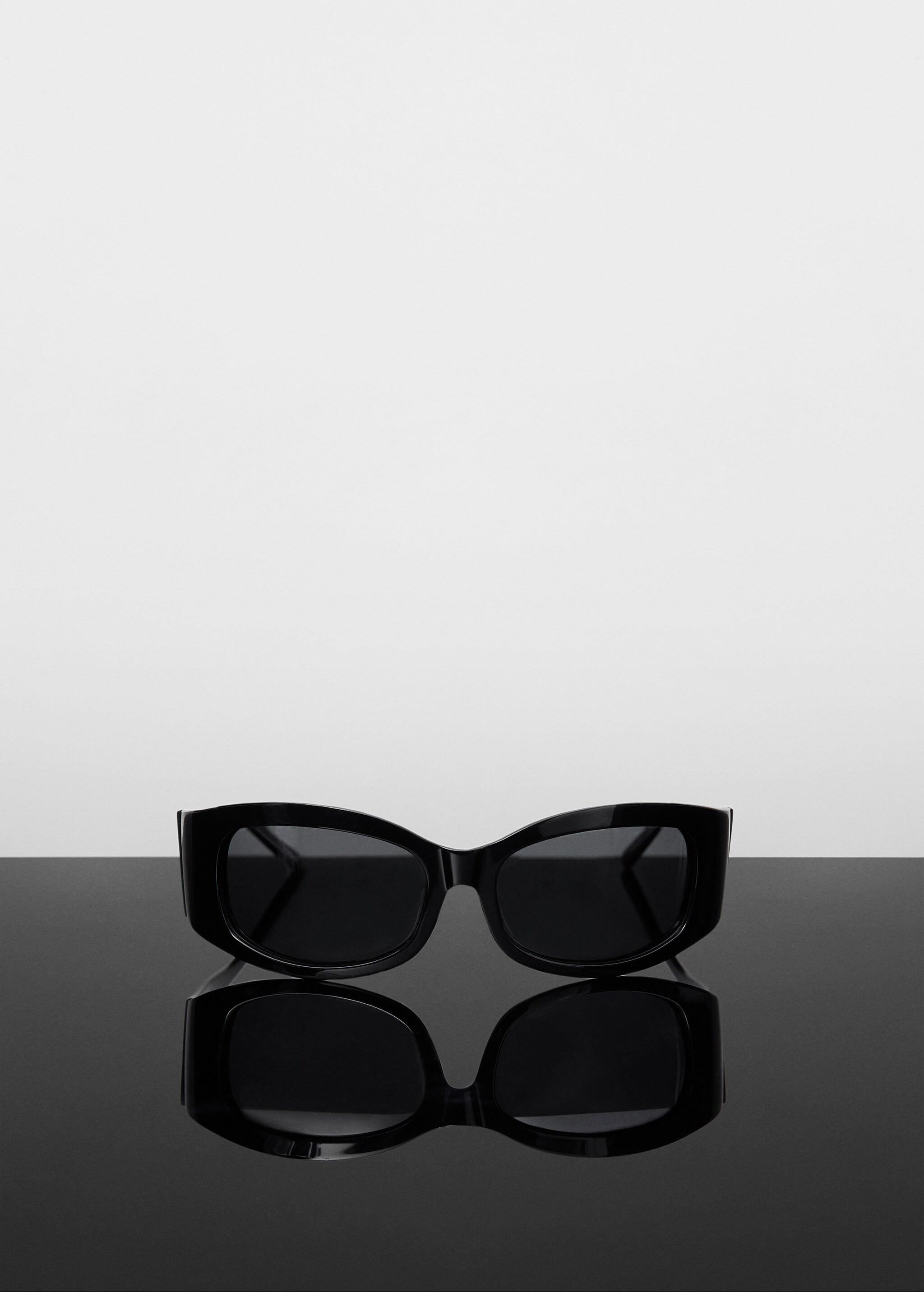 نظارة شمسية بإطار بيضاوي الشكل - منتج دون نموذج