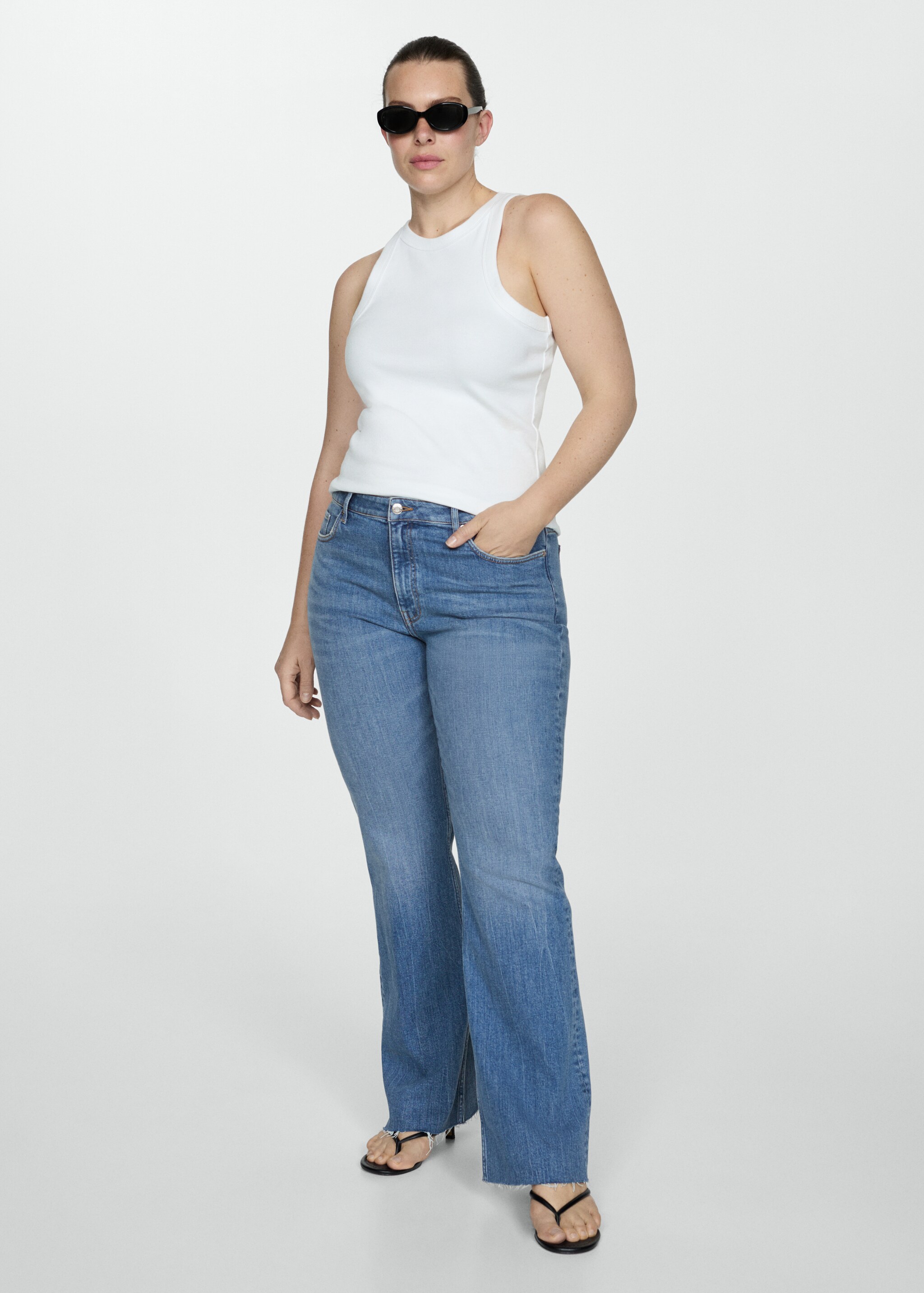 Medium-rise flared jeans  - Details of the article 3