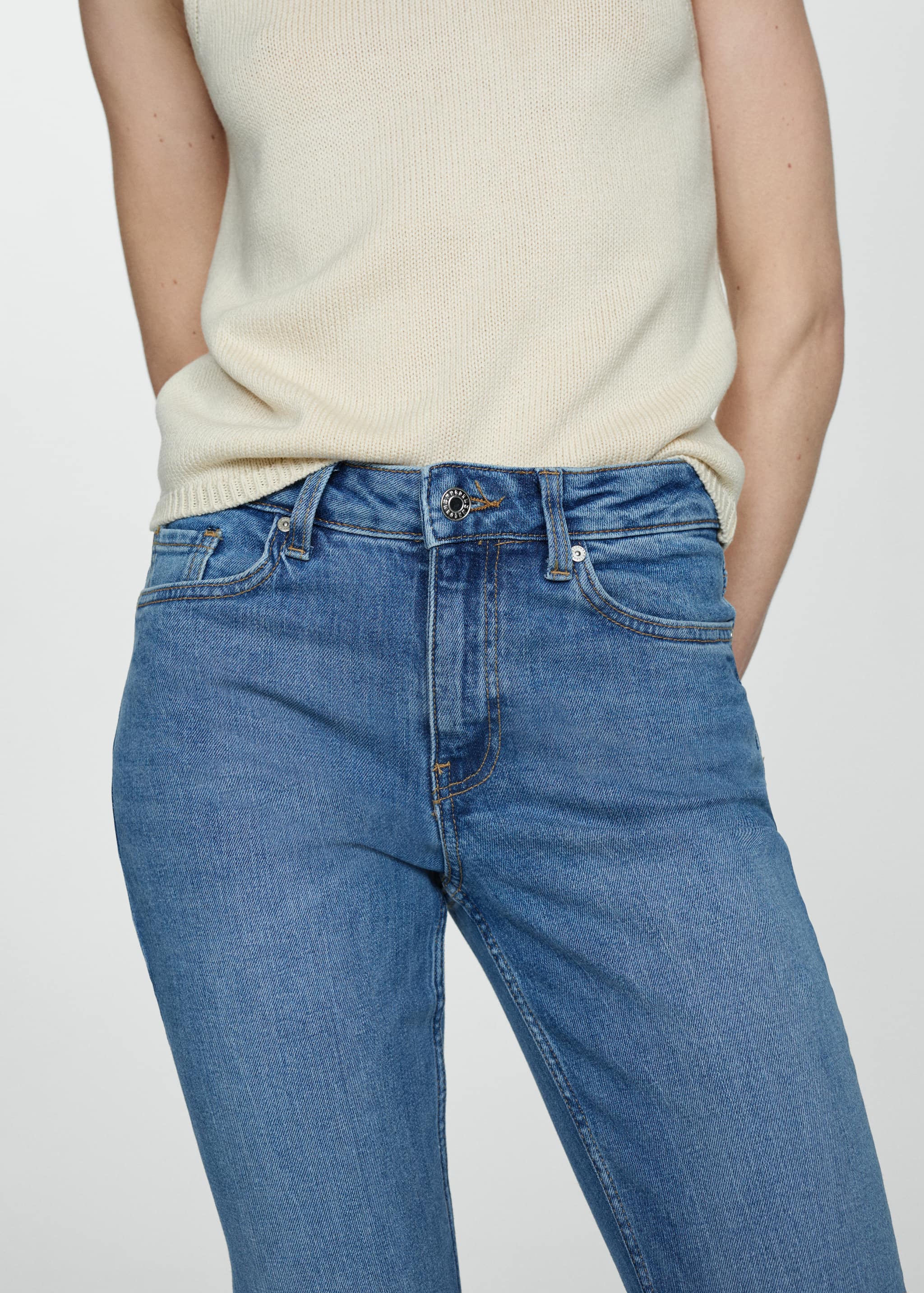 Medium-rise flared jeans  - Details of the article 6