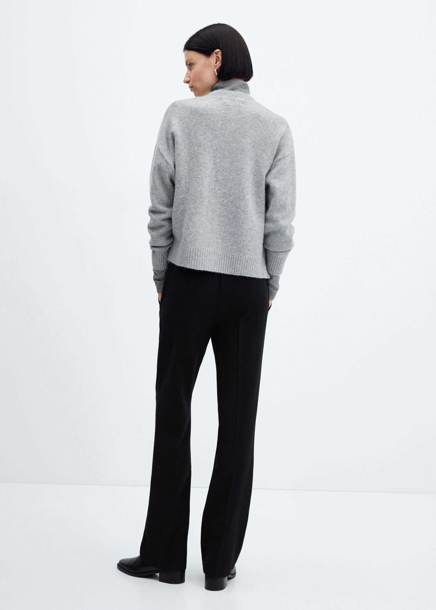 Elastic-waist straight pants - Reverse of the article