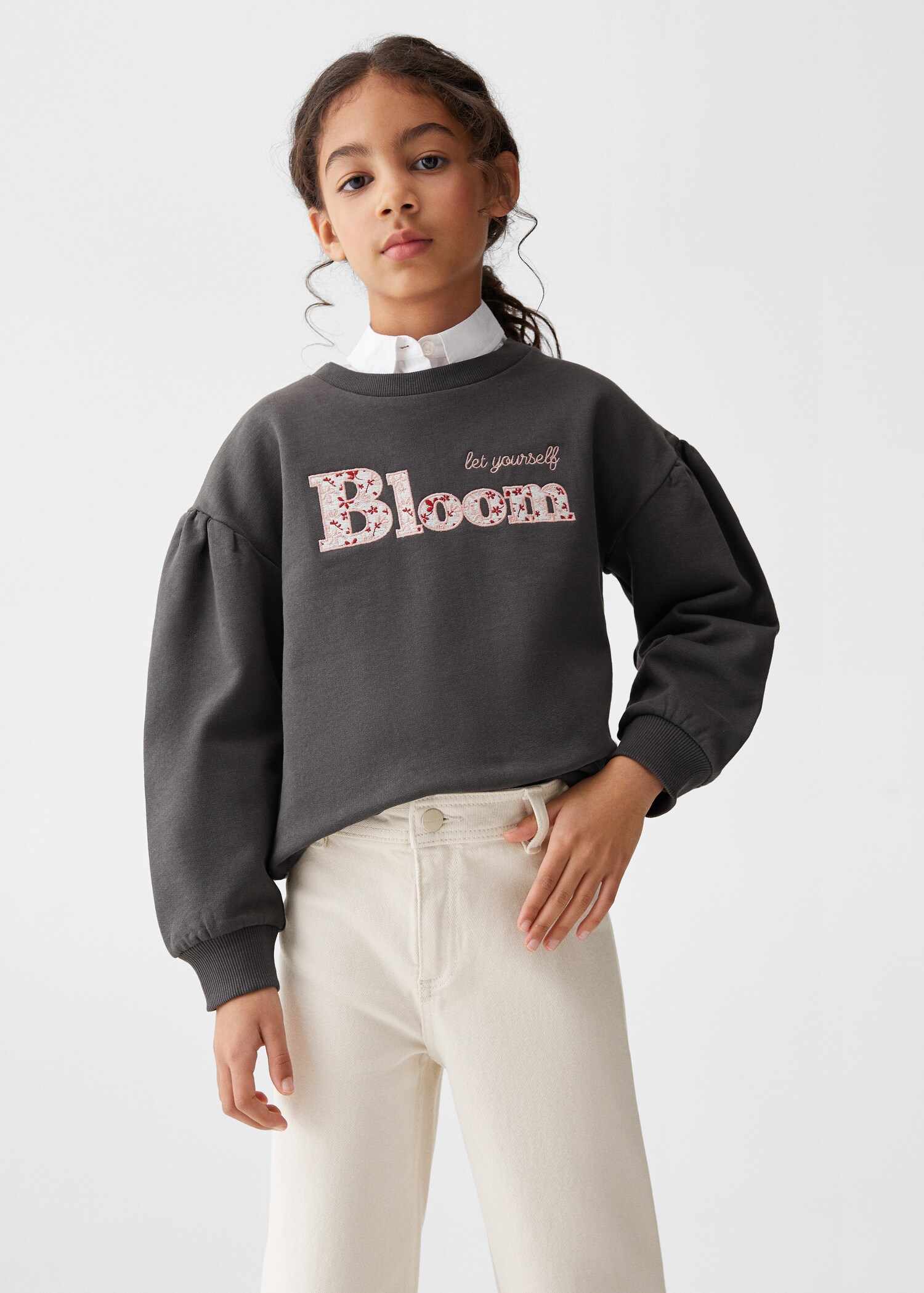 Embroidered message sweatshirt - Середній план