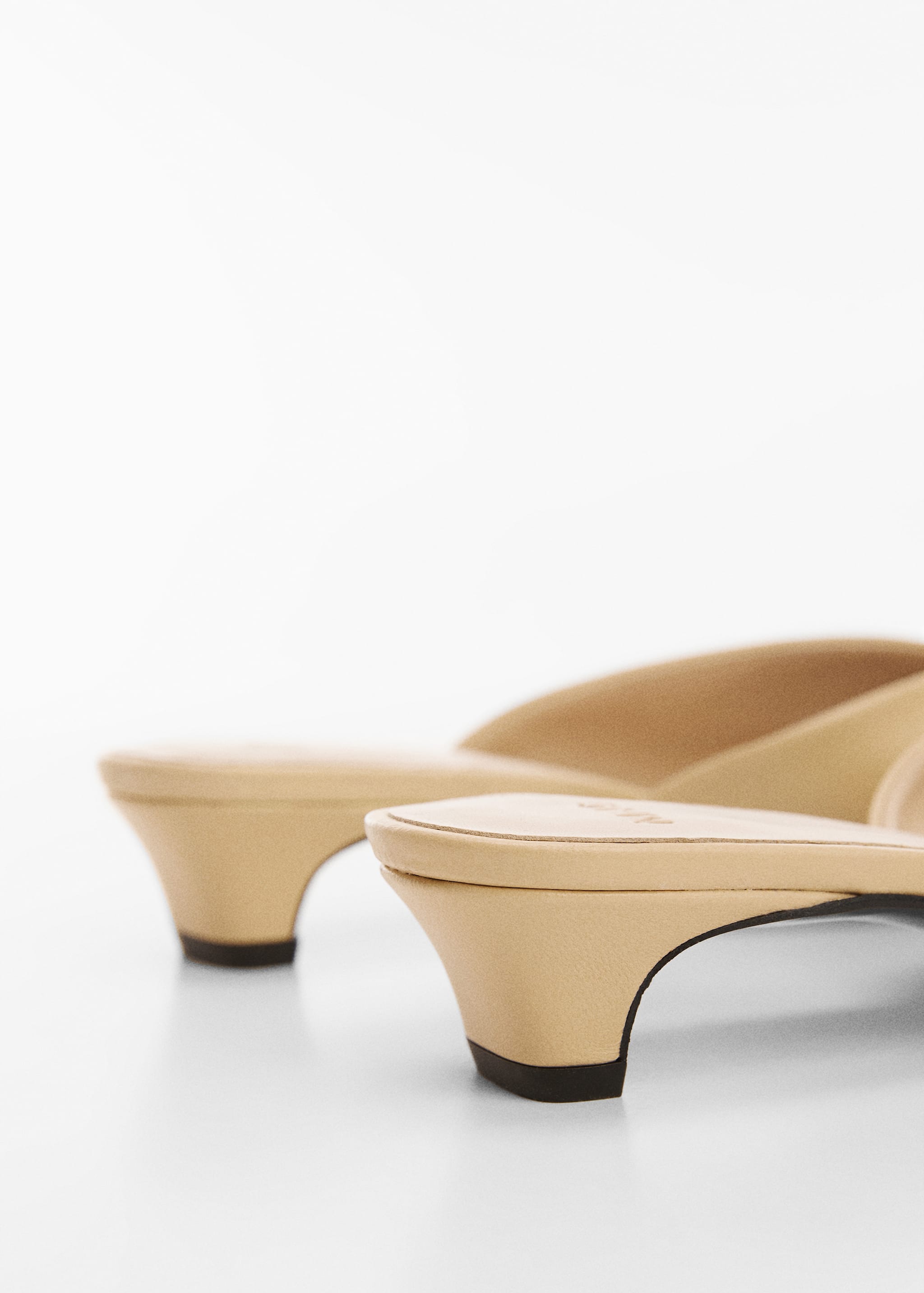 Pointed toe leather shoes - Details of the article 1