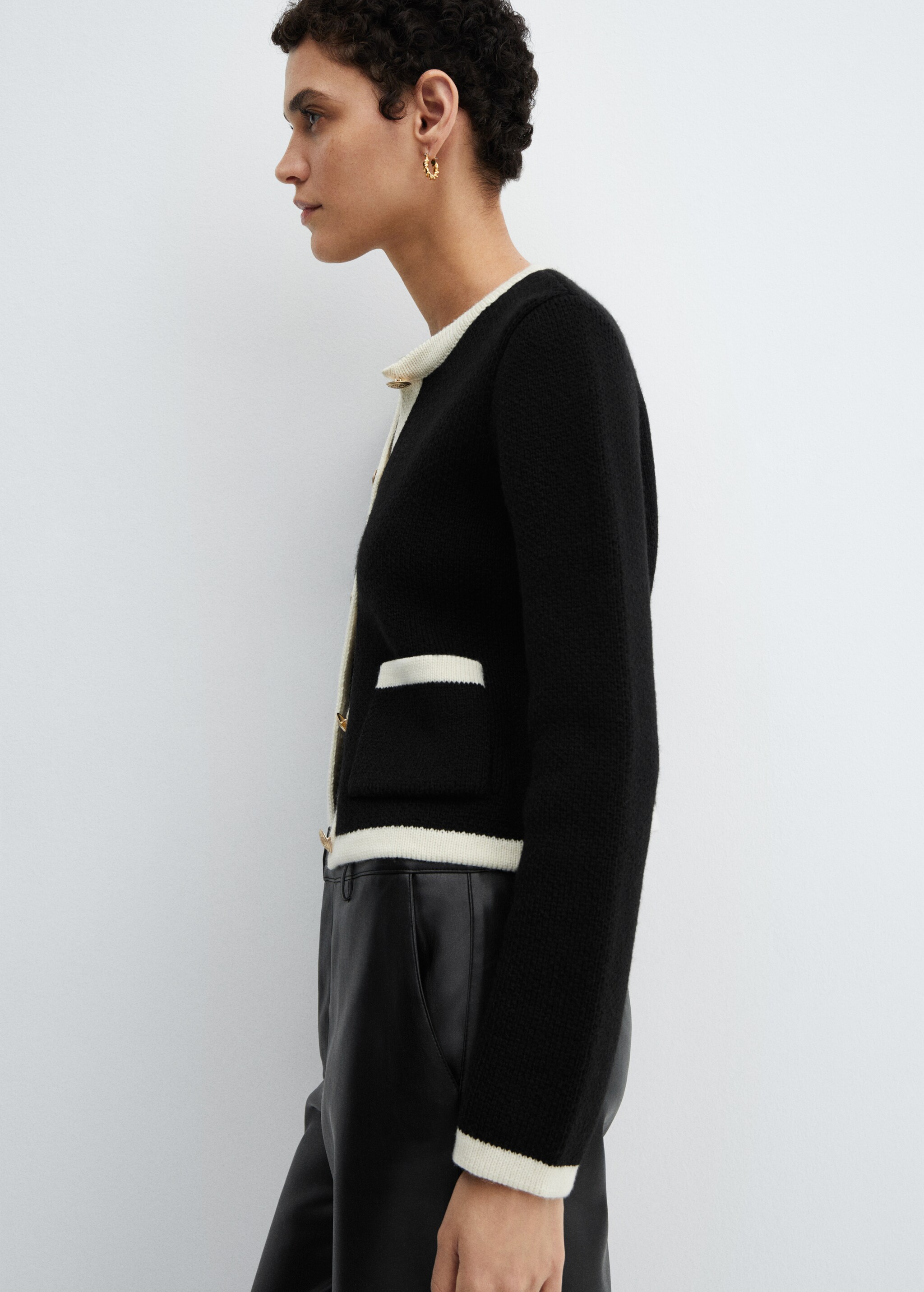 Knitted buttoned jacket - Details of the article 2