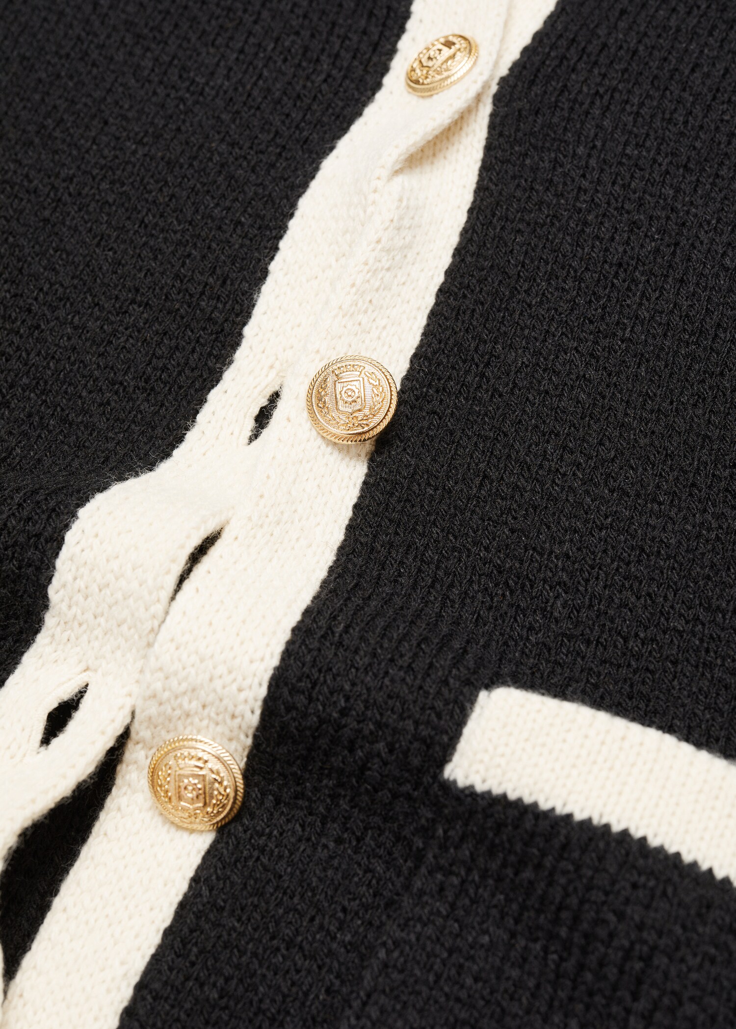 Knitted buttoned jacket - Details of the article 8