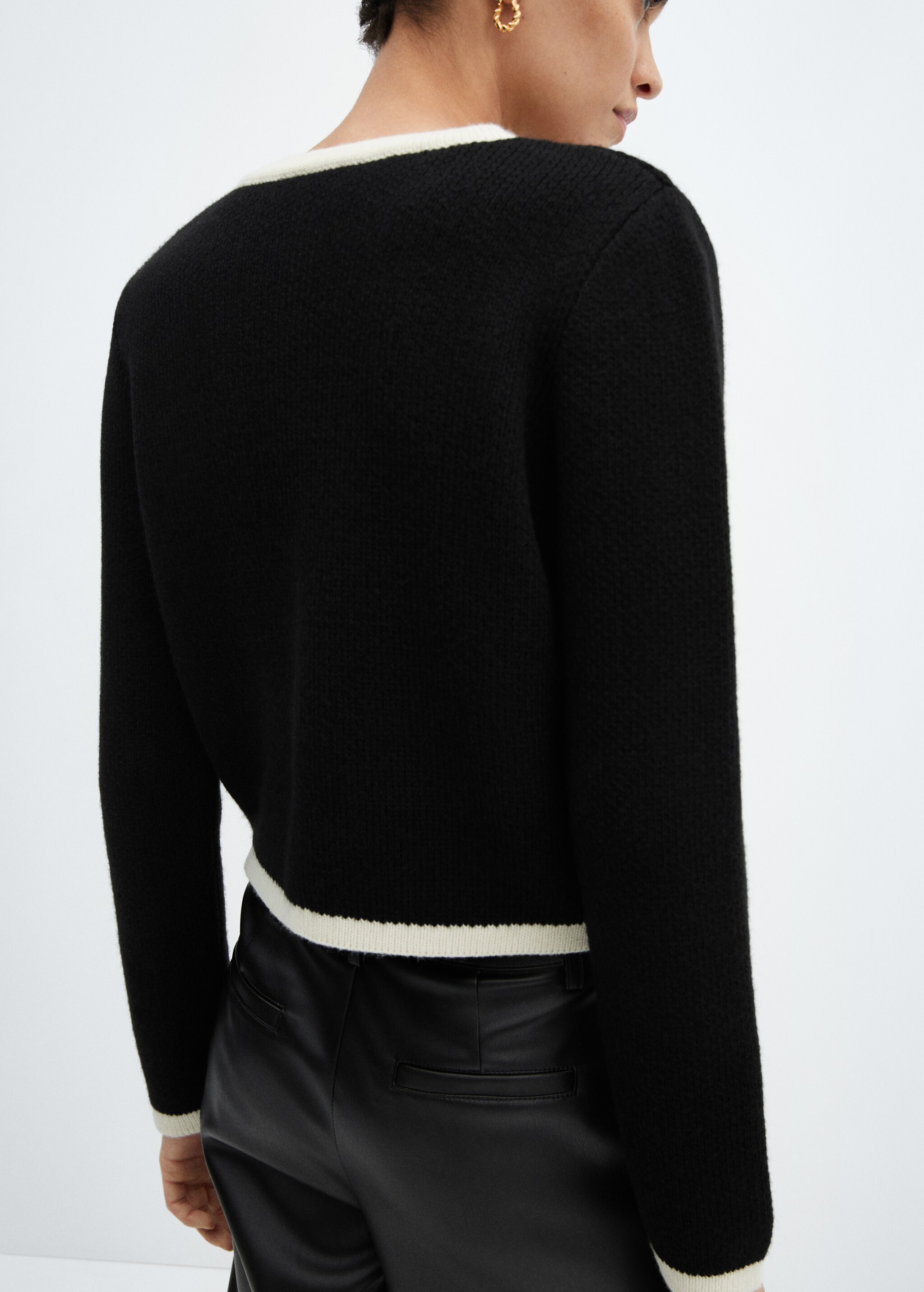 Knitted buttoned jacket - Reverse of the article