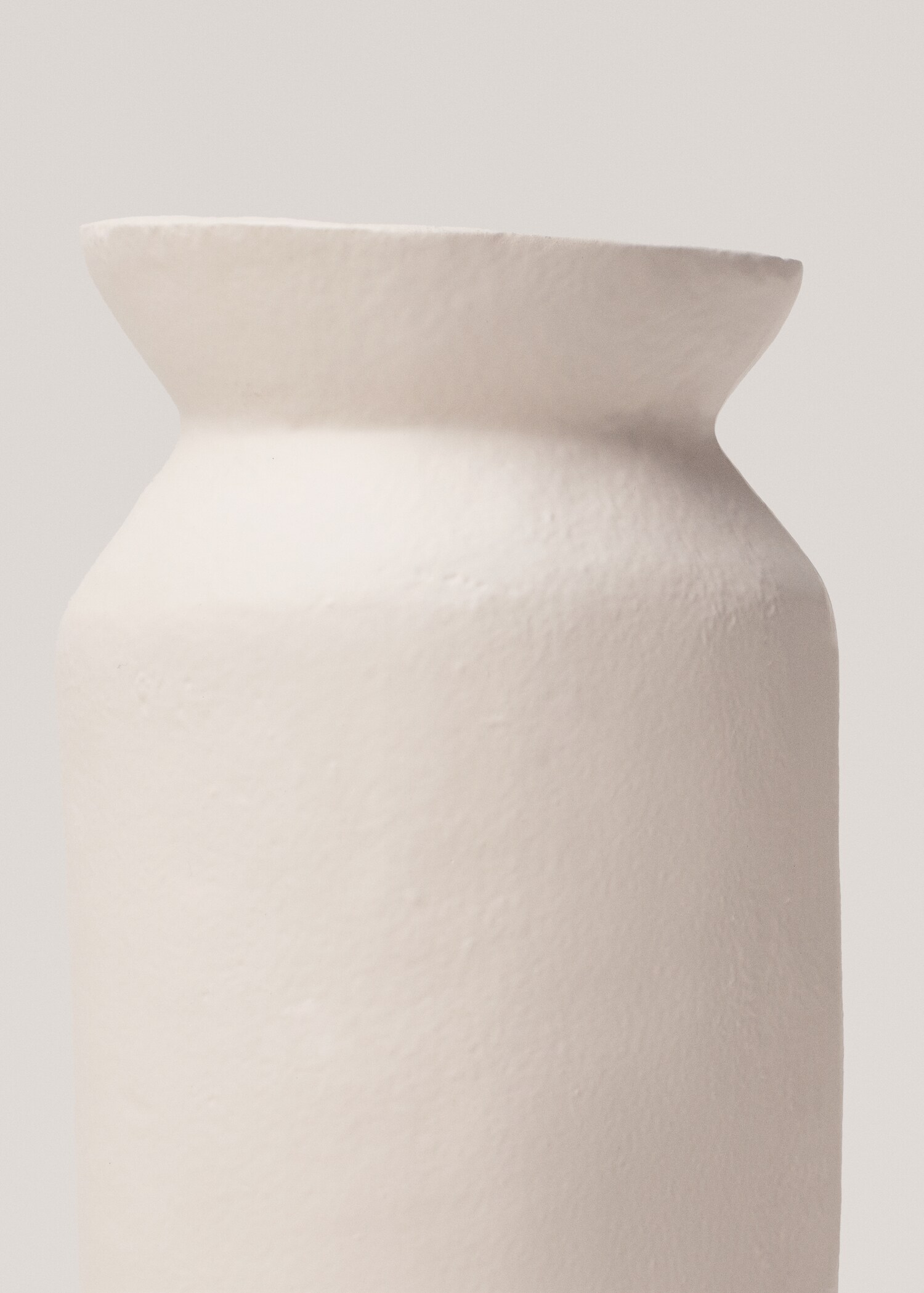 Asymmetrical metal vase - Details of the article 1