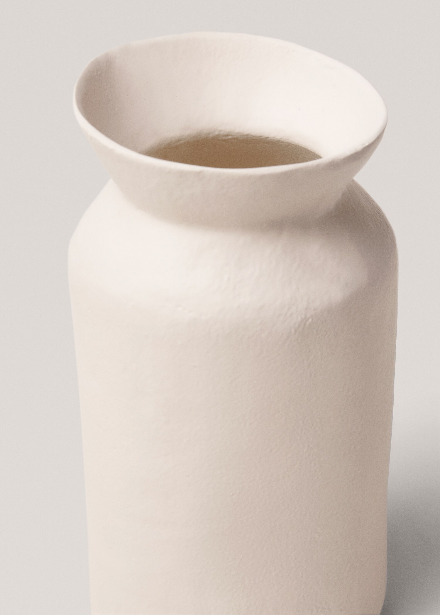 Asymmetrical metal vase - Details of the article 2