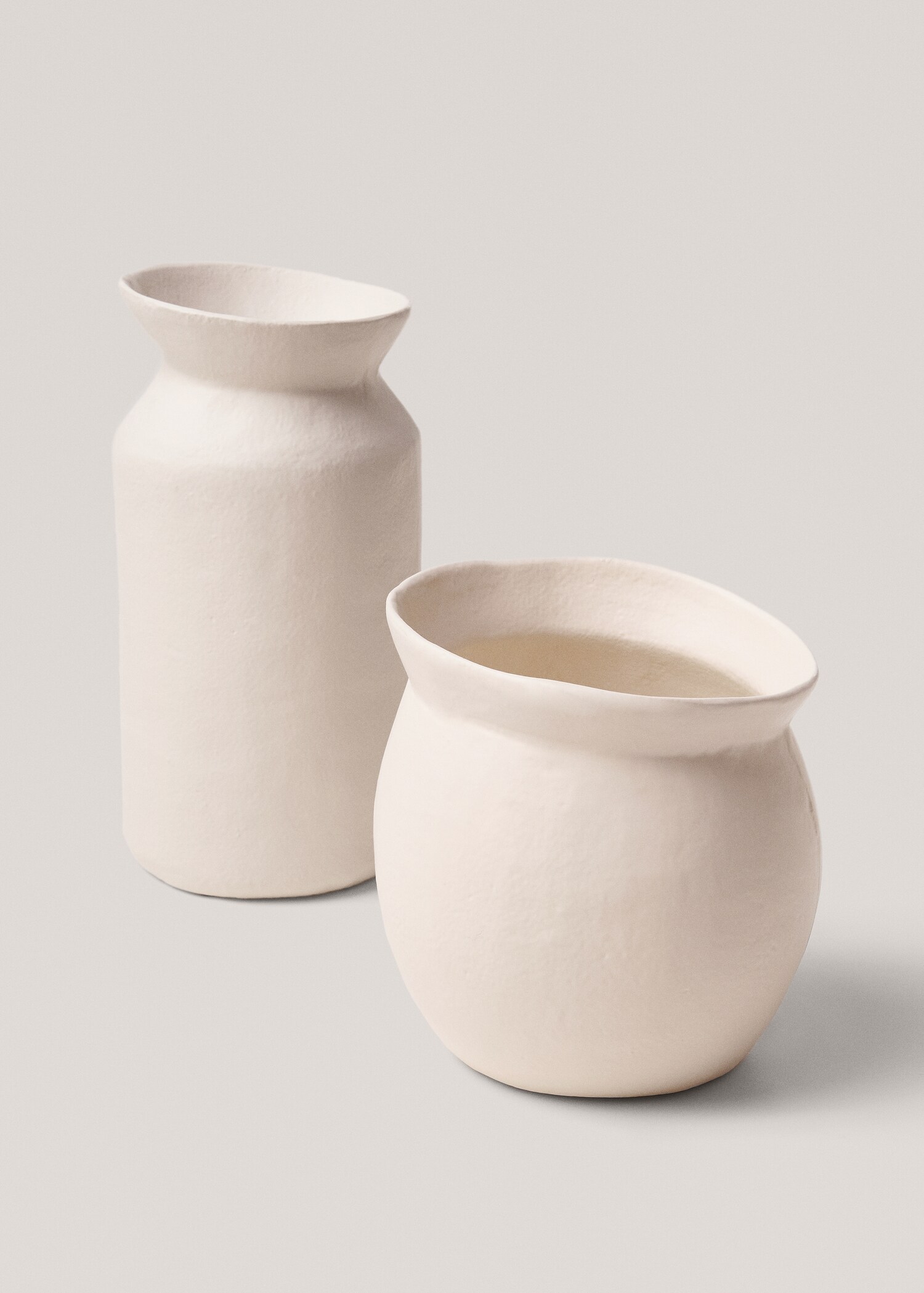 Asymmetrical metal vase - Details of the article 3