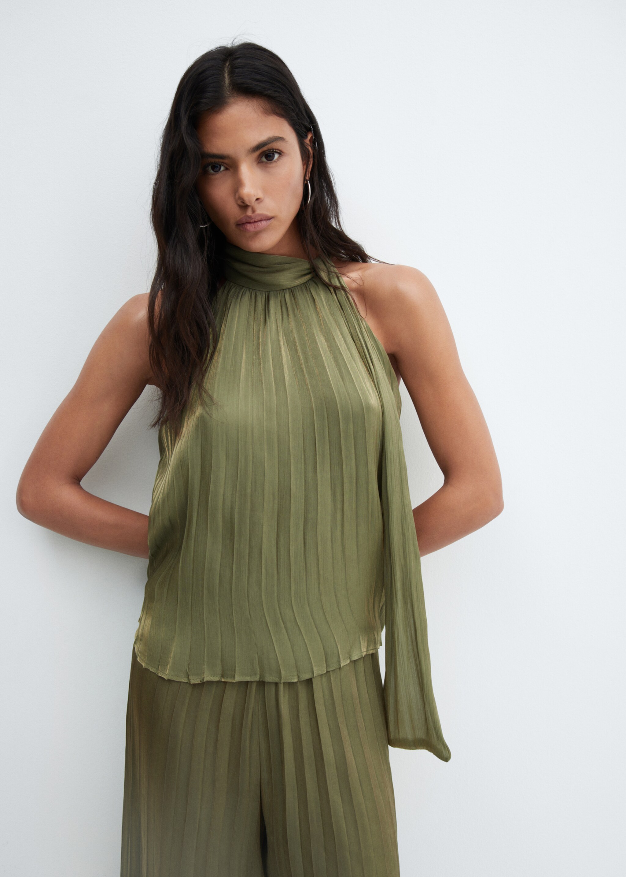 Blouse plissée nœud - Plan moyen