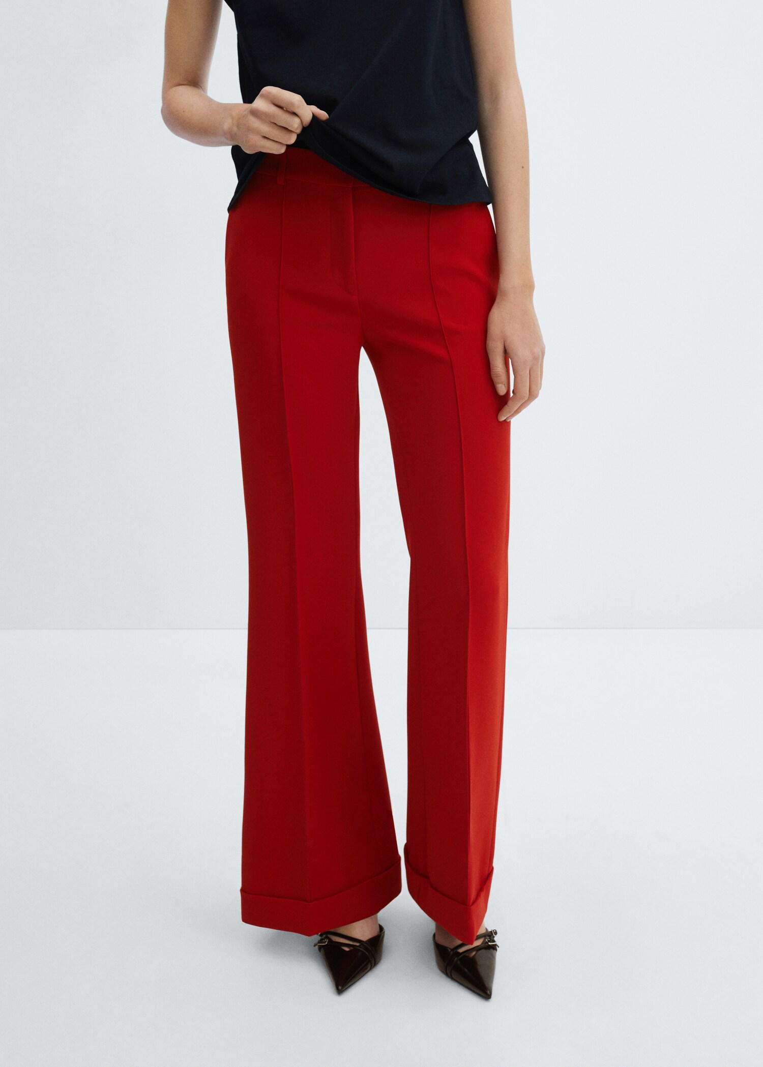 Pantalón flare tiro medio - Plano medio