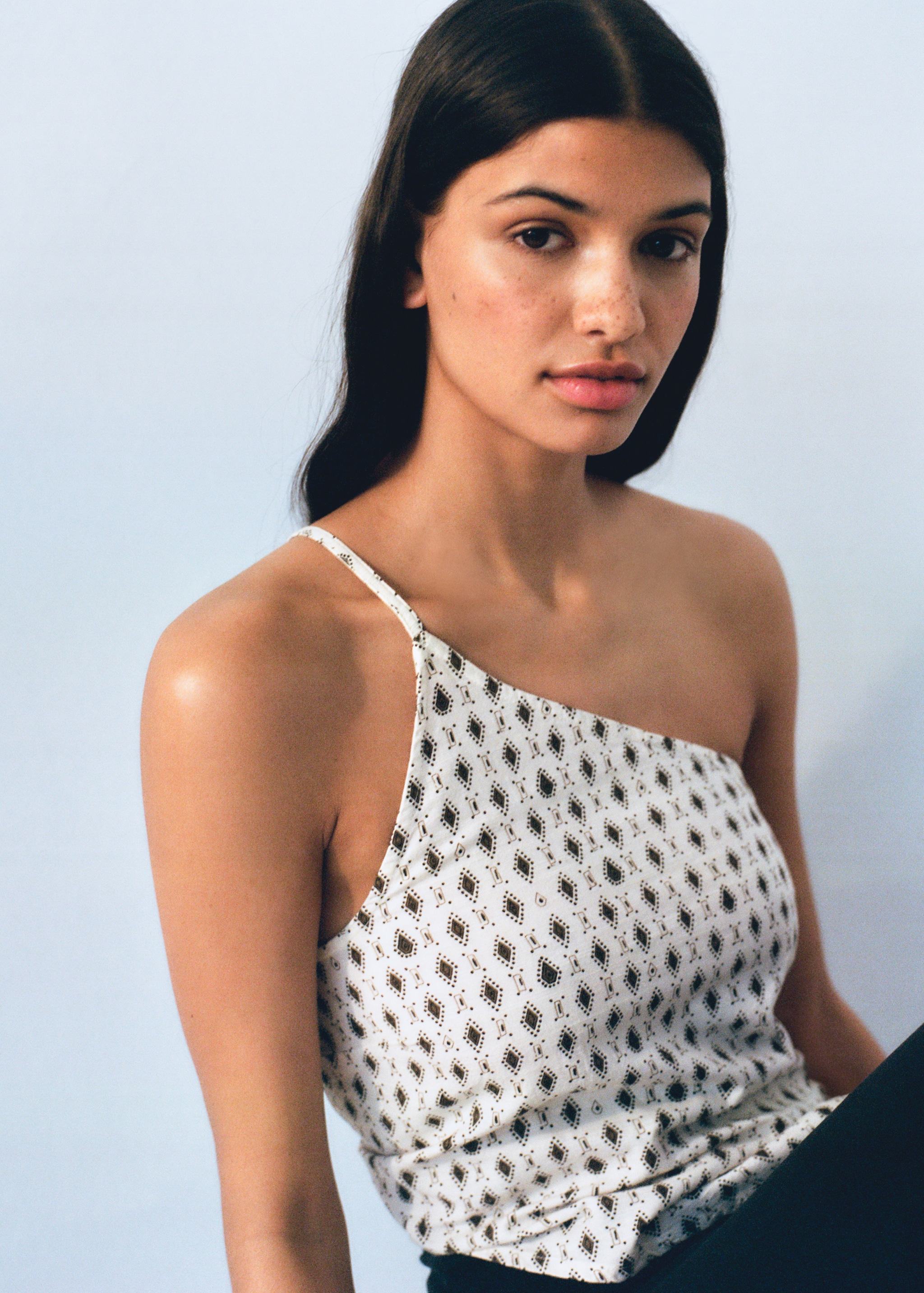 Asymmetric printed top - Details of the article 5