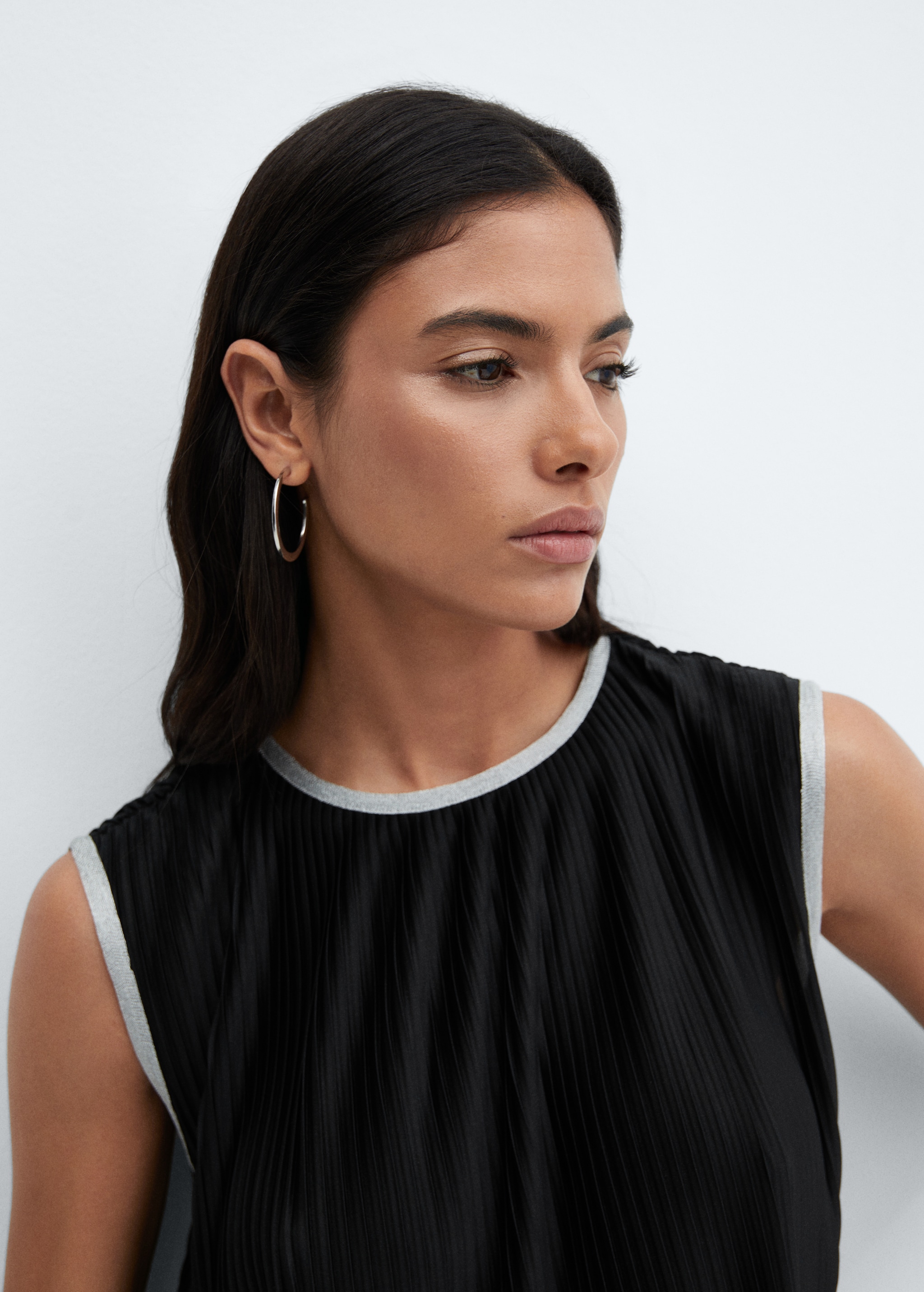 Sleeveless pleated top - Details of the article 1