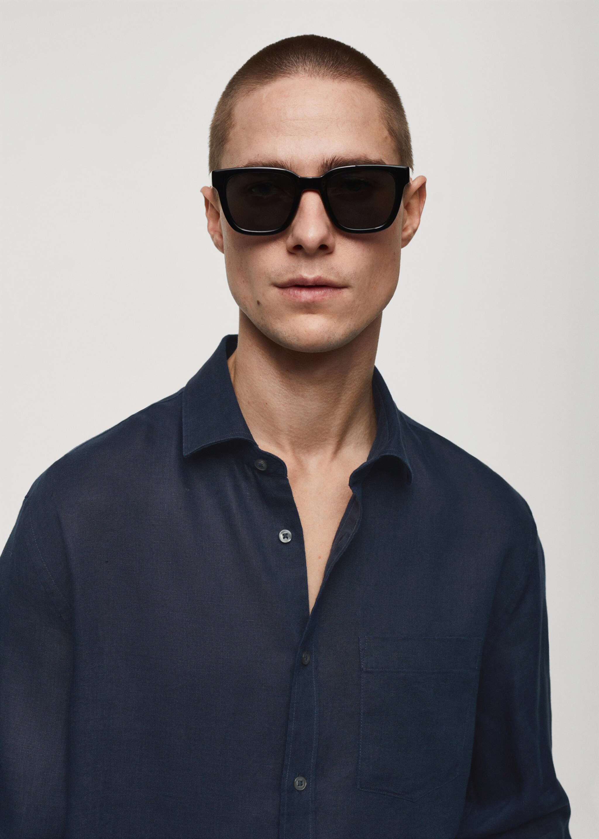 Classic fit 100% linen shirt - Details of the article 1, Dark Navy. Ref: 67045982-00.