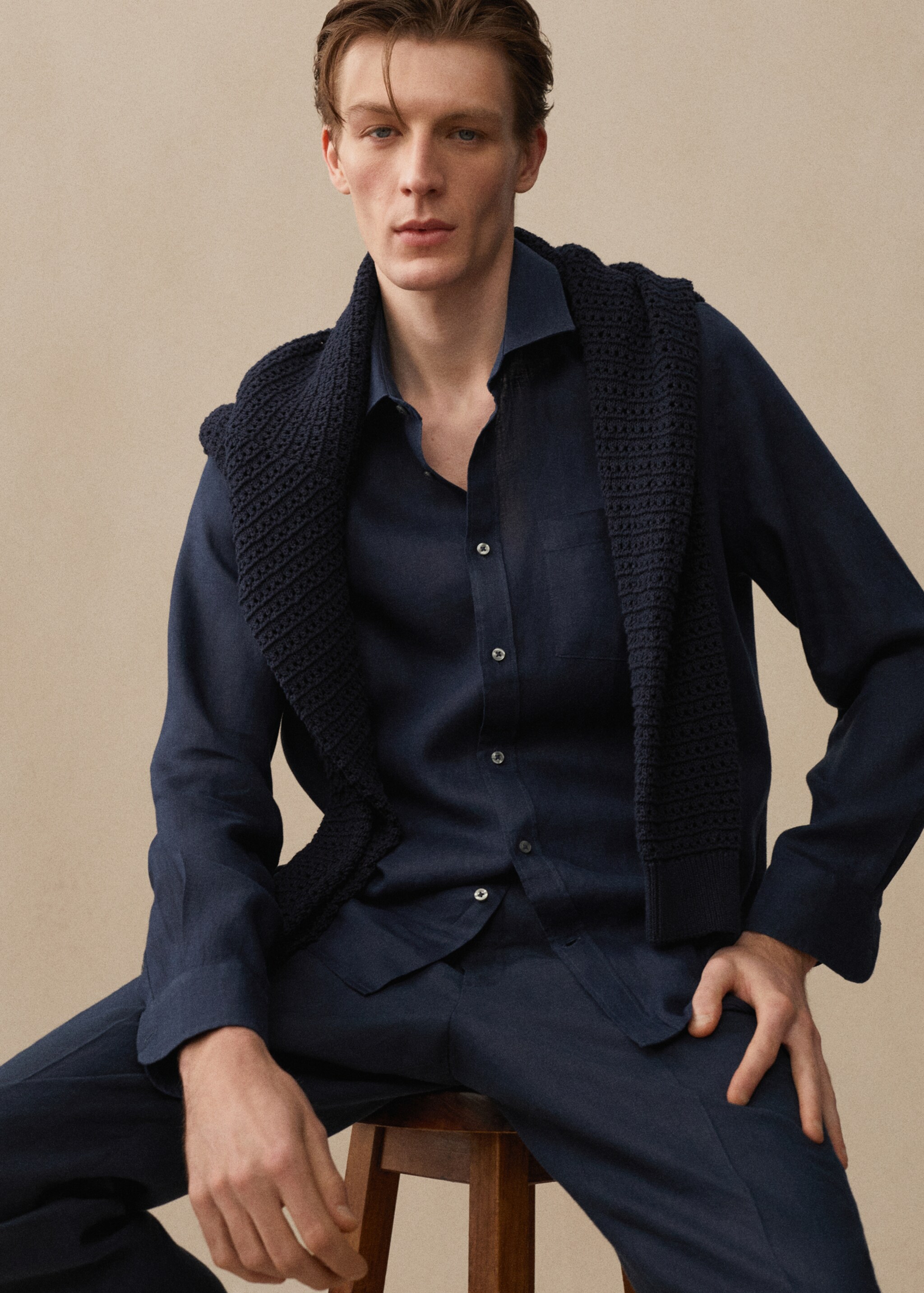 Classic fit 100% linen shirt - Details of the article 5, Dark Navy. Ref: 67045982-00.