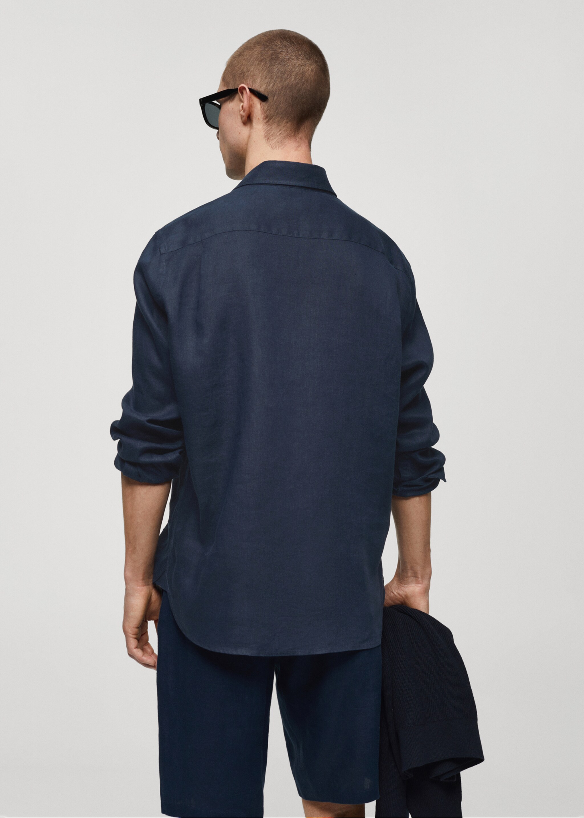 Classic fit 100% linen shirt - Reverse of the article, Dark Navy. Ref: 67045982-00.
