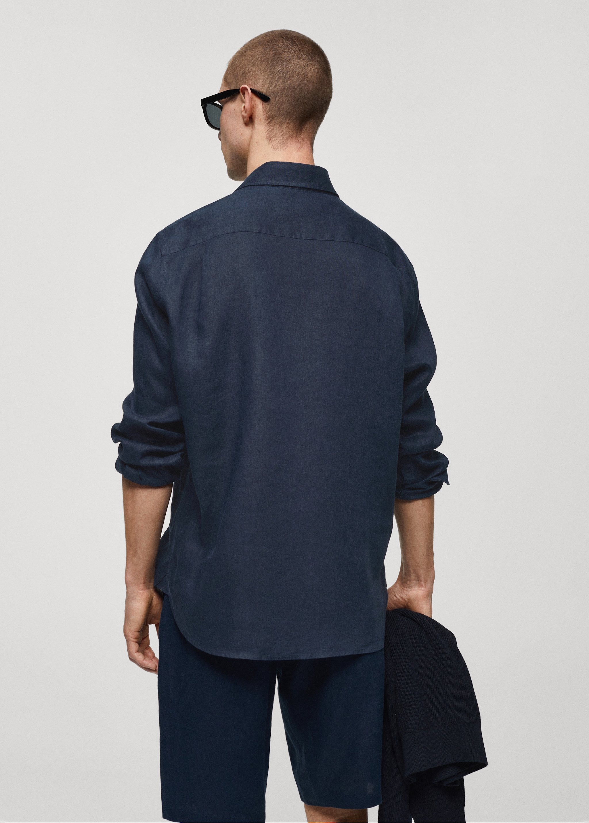 Classic fit 100% linen shirt - Reverse of the article