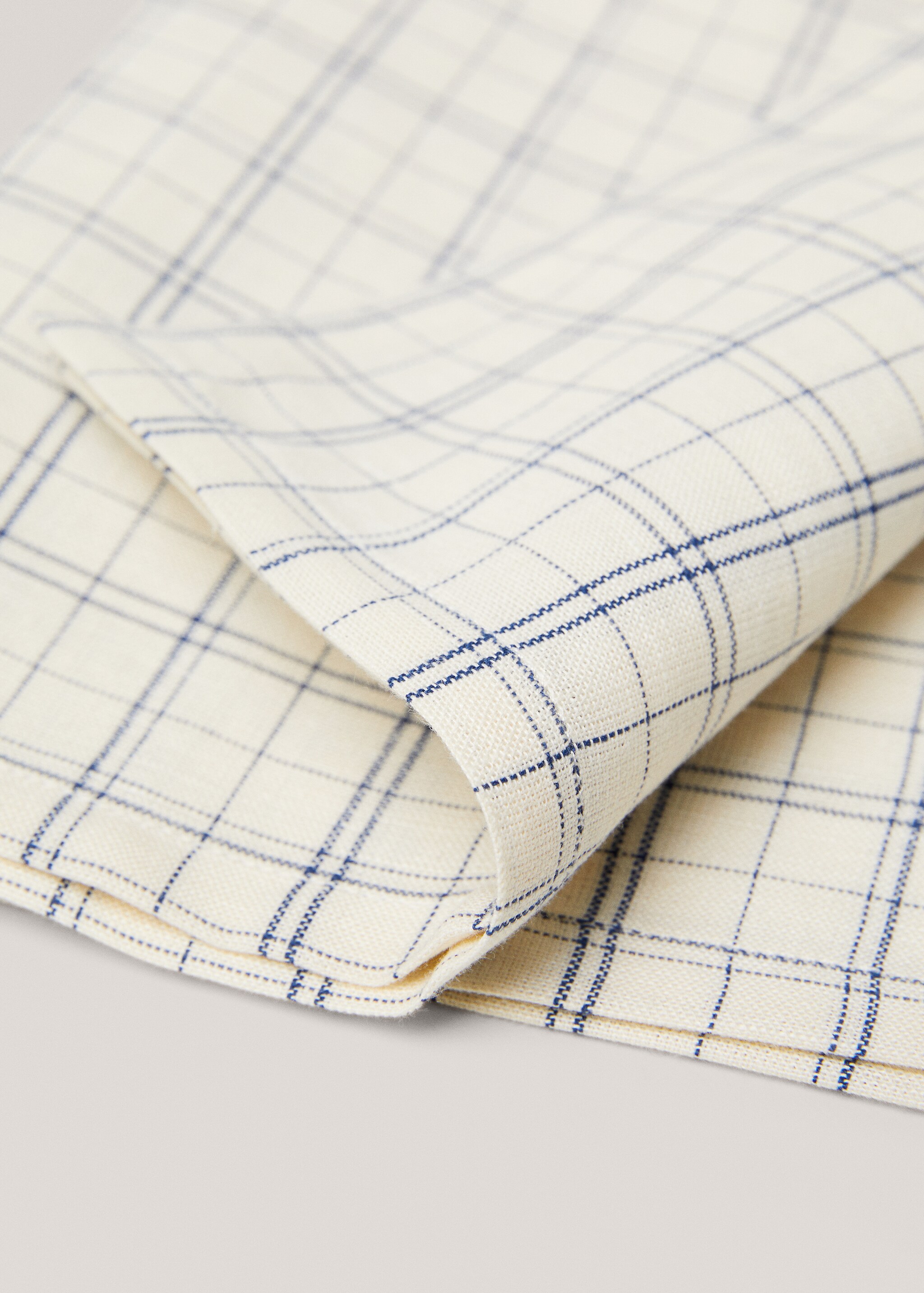 Cotton and linen napkin with checkered print - Details of the article 1