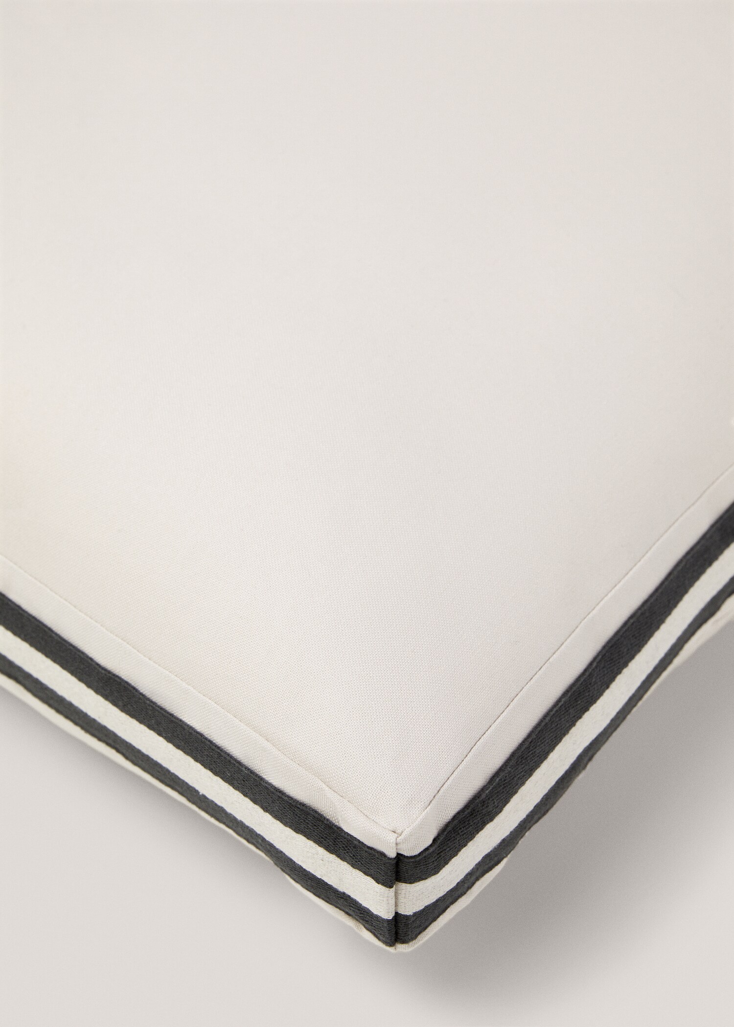 Padded pouffe 70x70cm - Details of the article 2