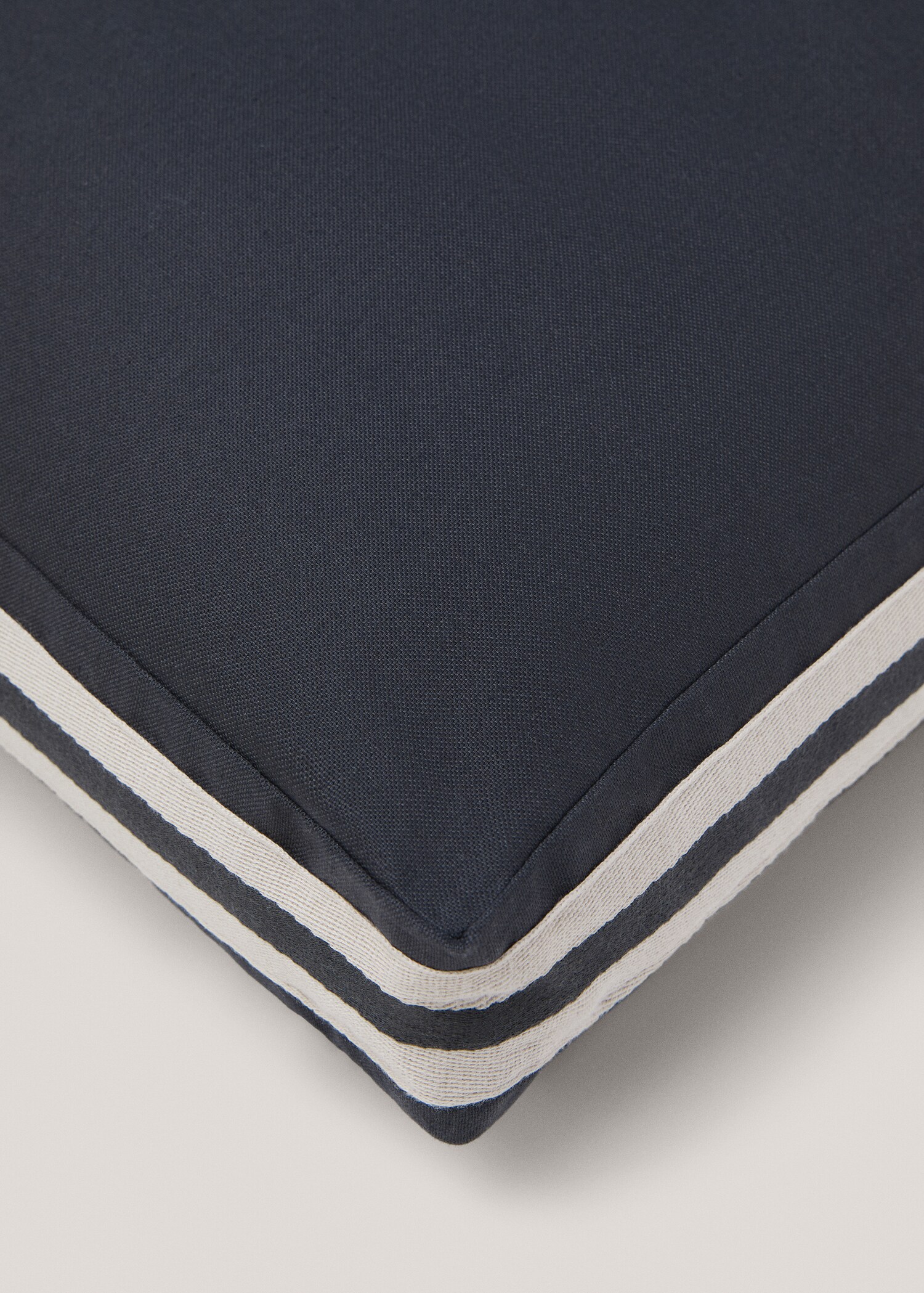 Padded pouffe 70x70cm - Details of the article 2
