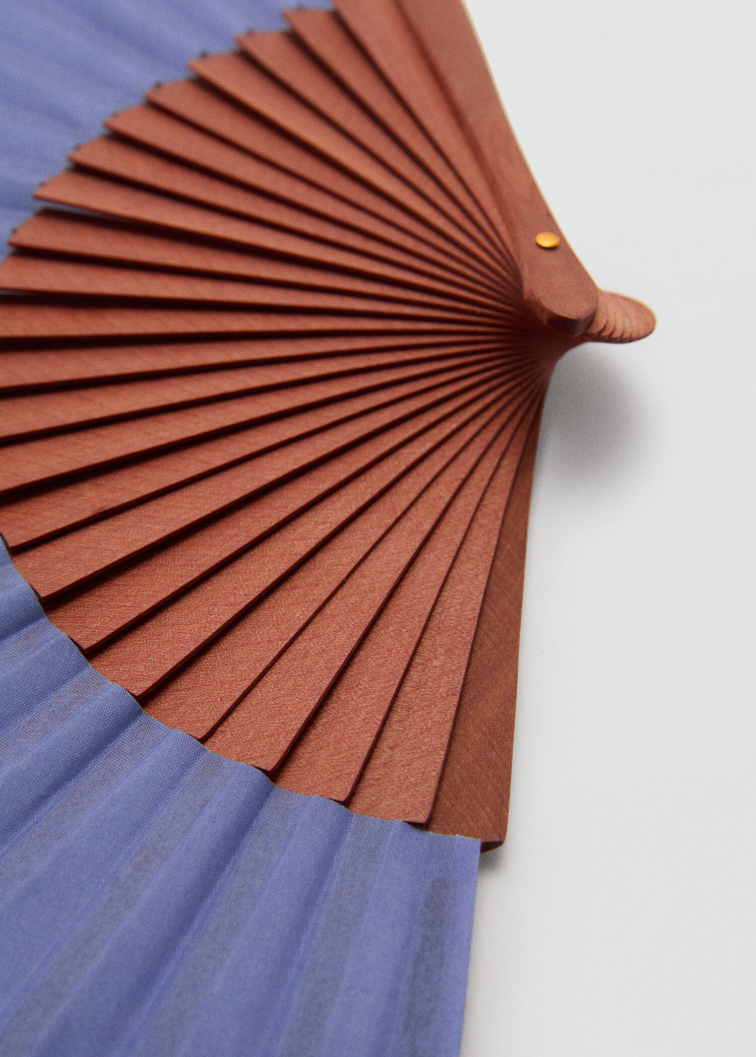 Wooden fan - Details of the article 1