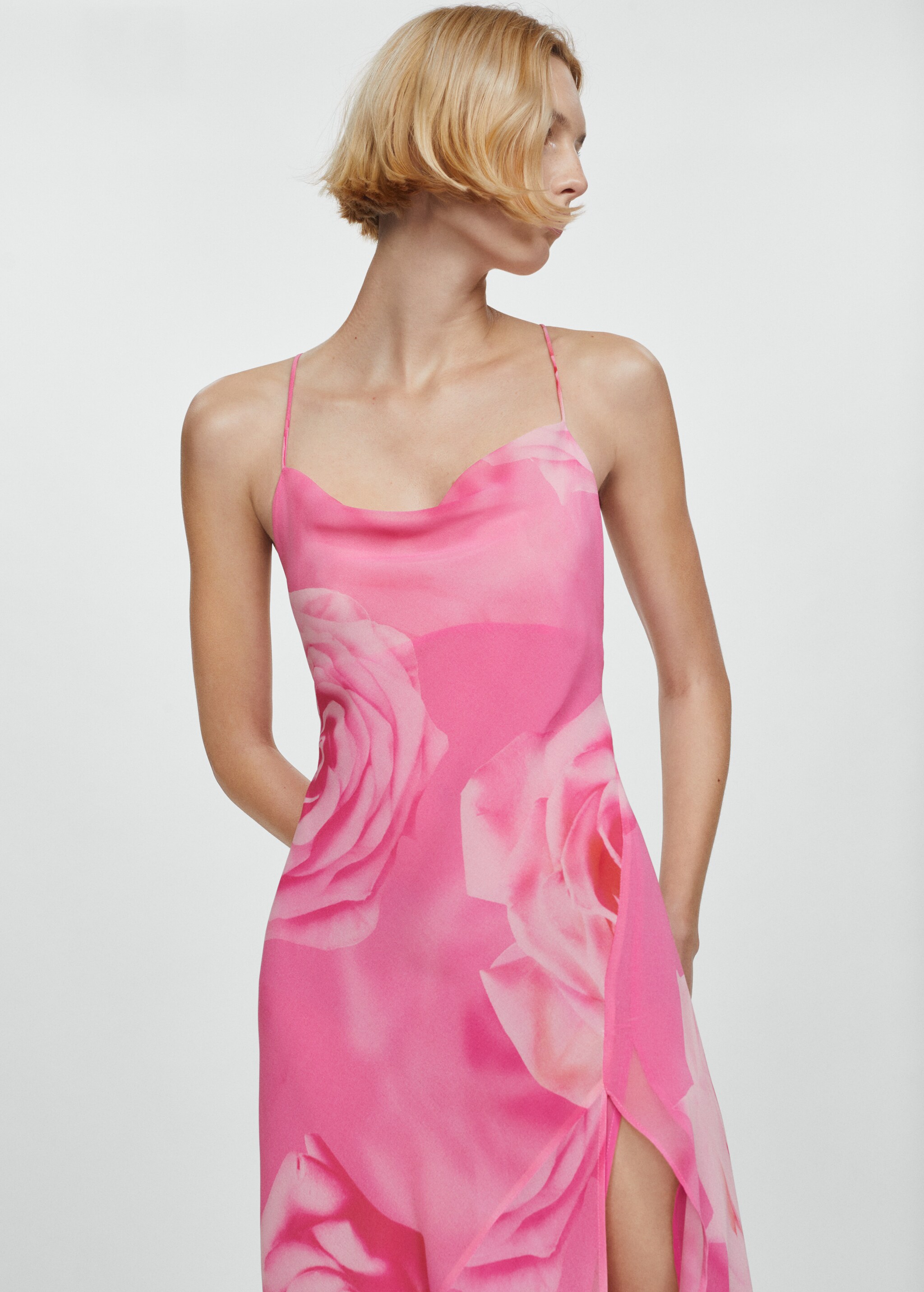 Платье с цветочным принтом и разрезом - Средний план