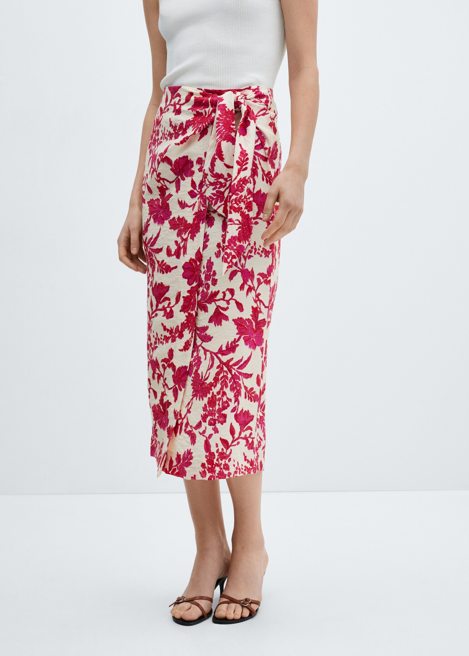 Falda cruzada estampado floral - Plano medio