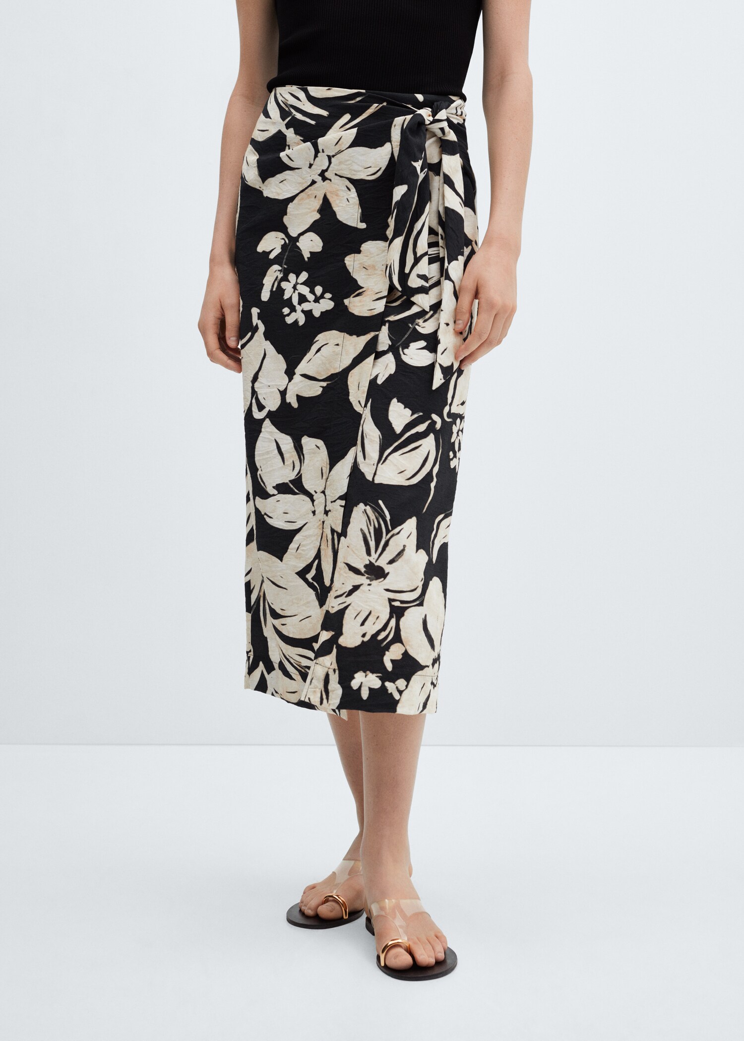 Falda cruzada estampado floral - Plano medio
