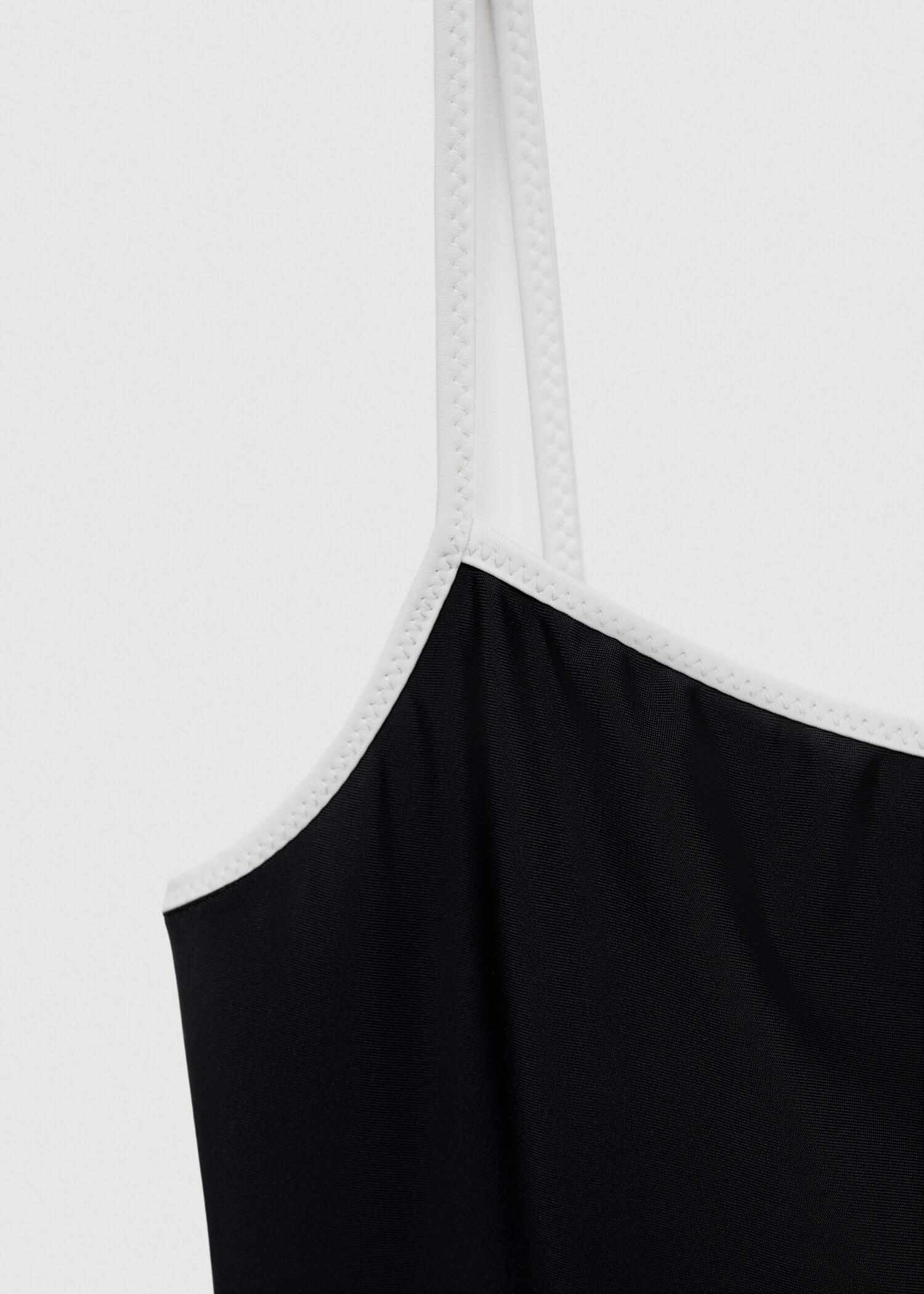 Swimming trunks with contrasting finishes - Details of the article 8