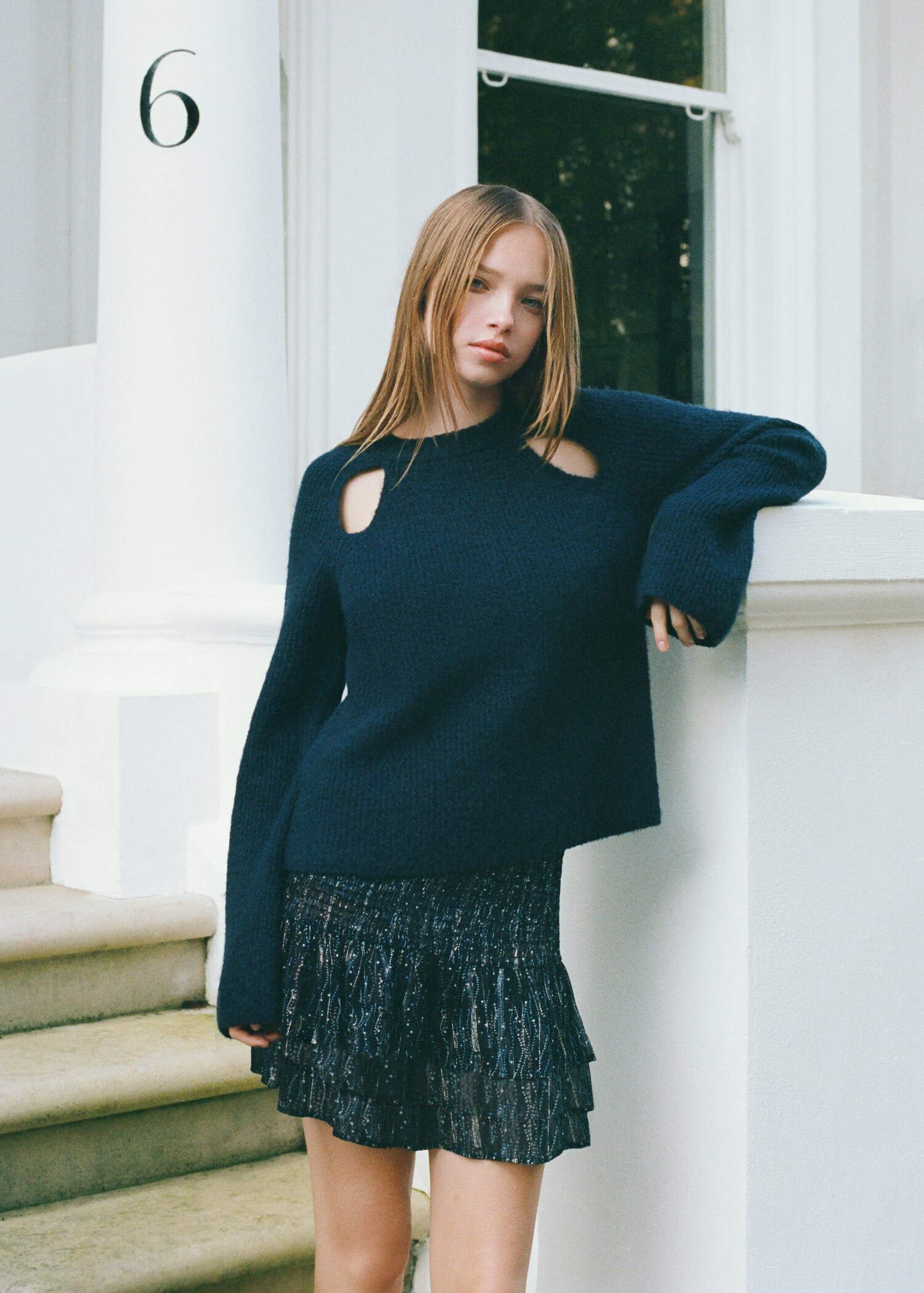 Neck cut-out sweater - Детальніше про товар 5