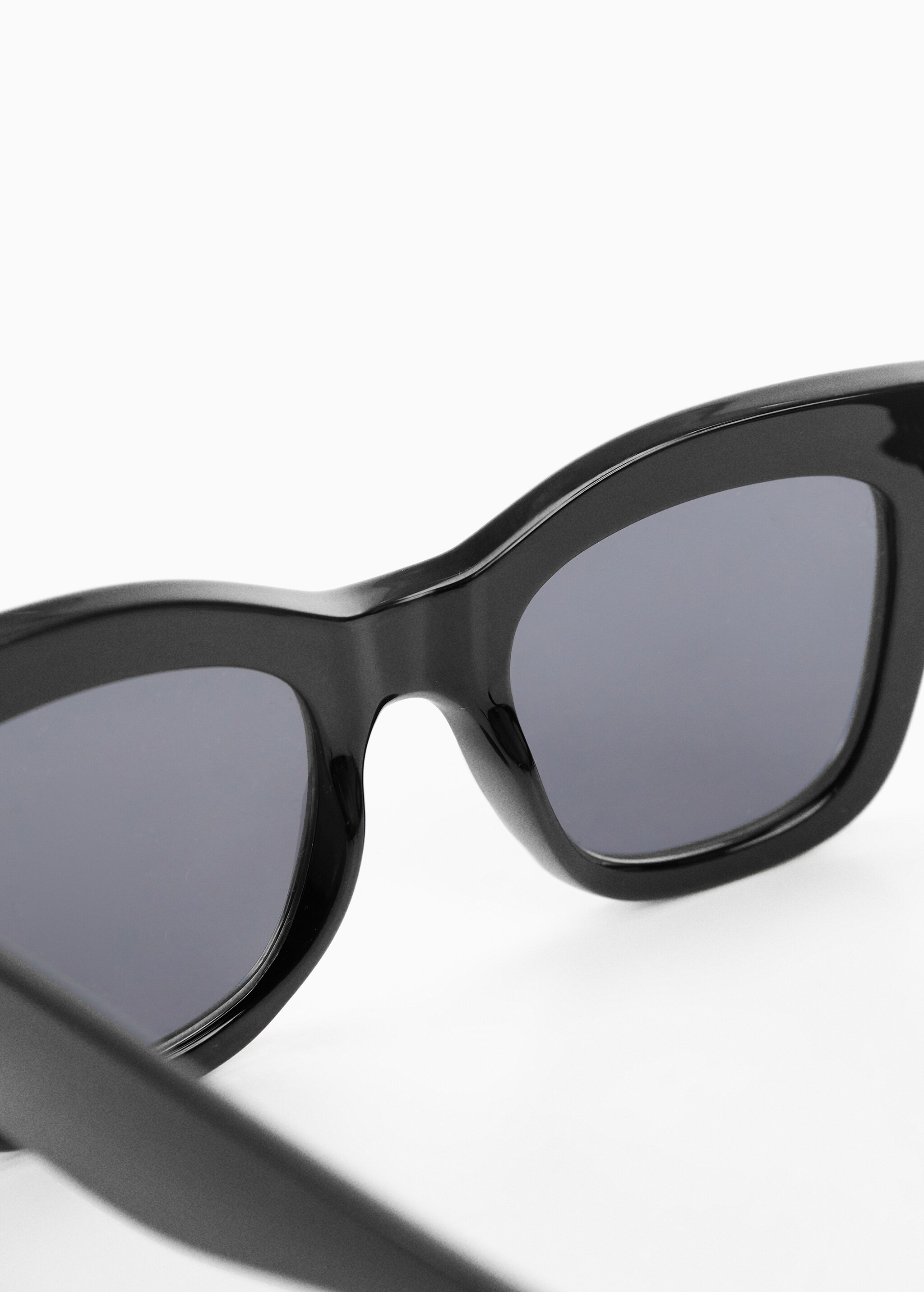 Солнцезащитные очки в квадратной оправе - Деталь изделия 1