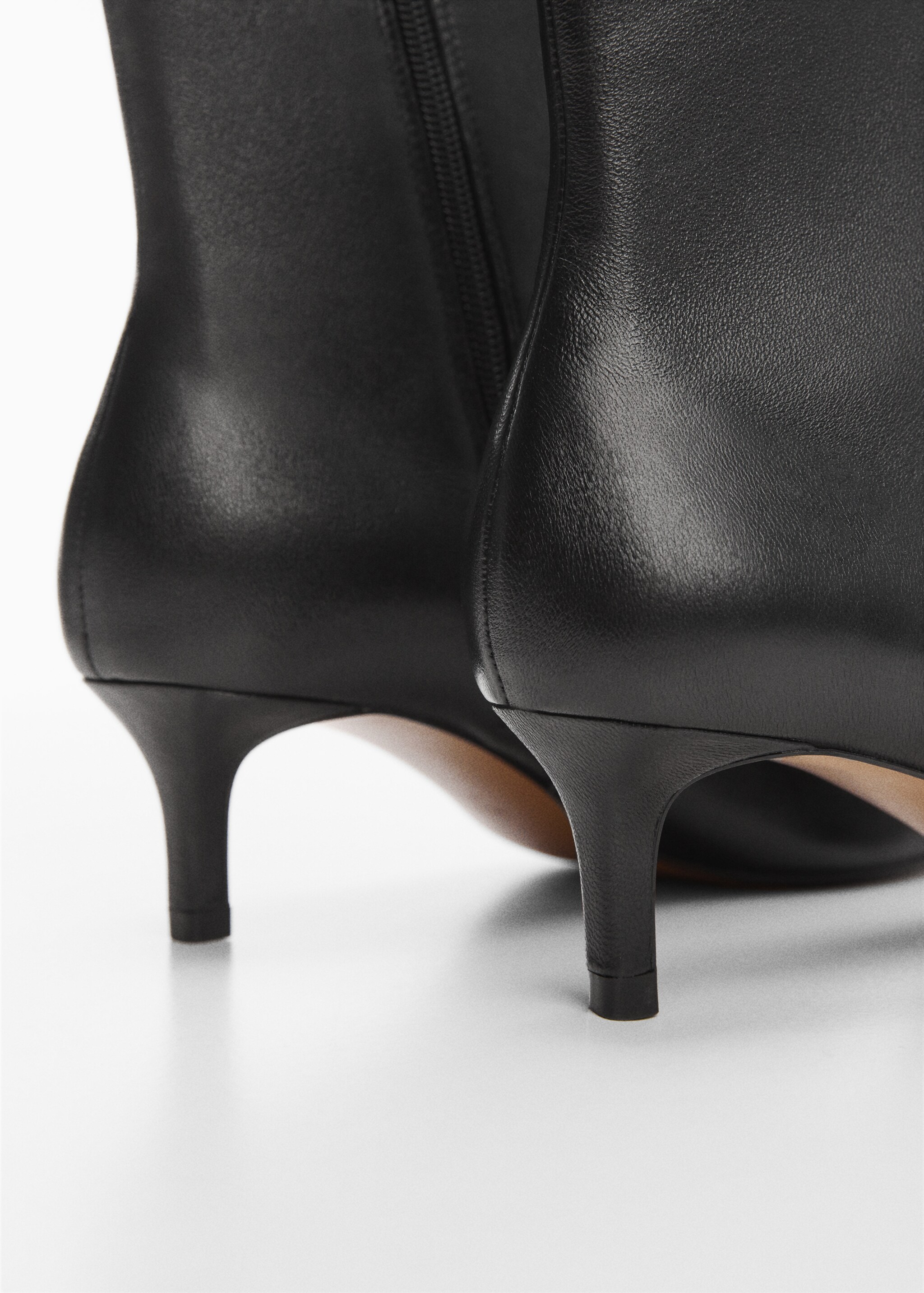 Leather boots with kitten heels  - Details of the article 2