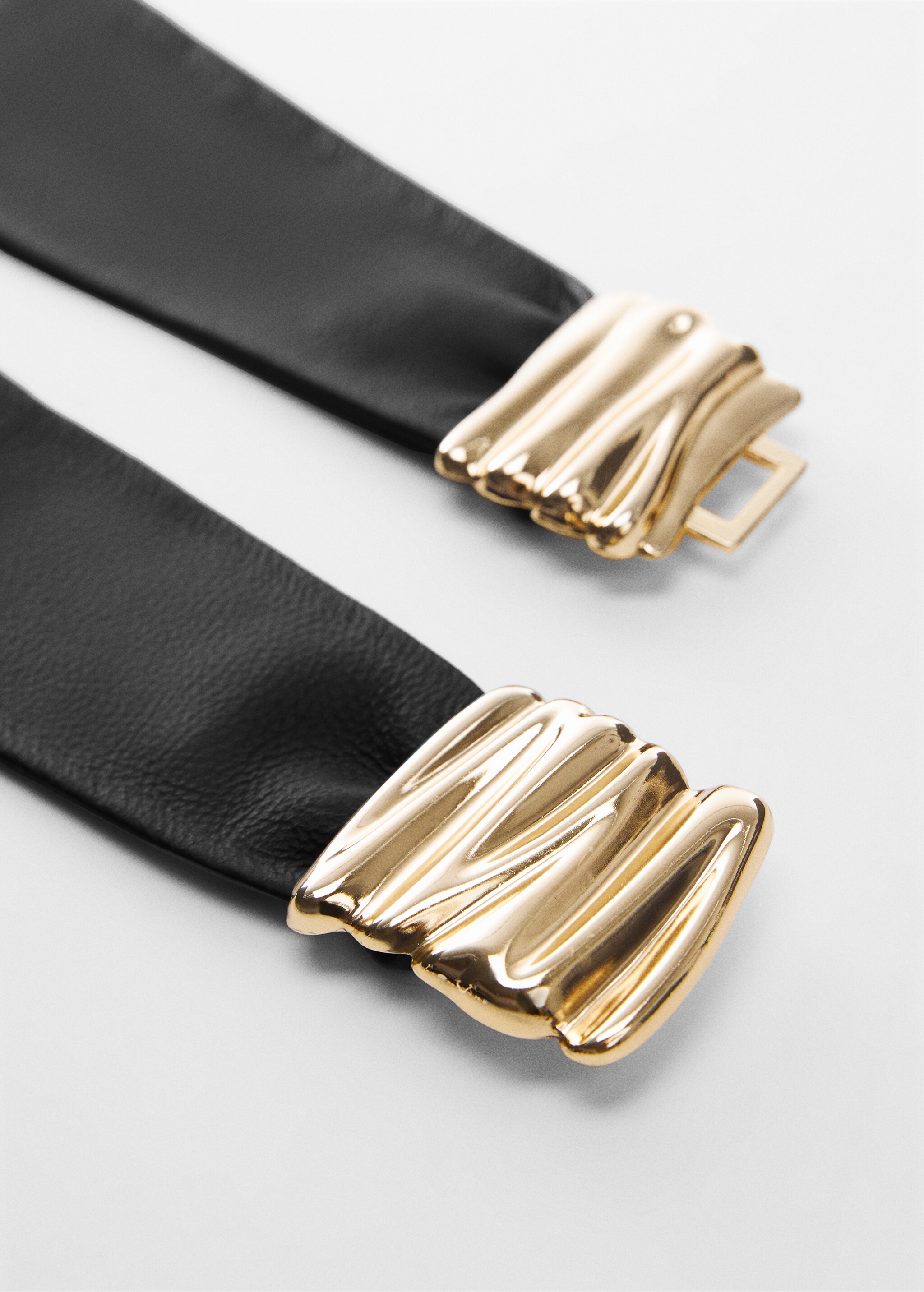 Embossed buckle leather belt - Details of the article 1