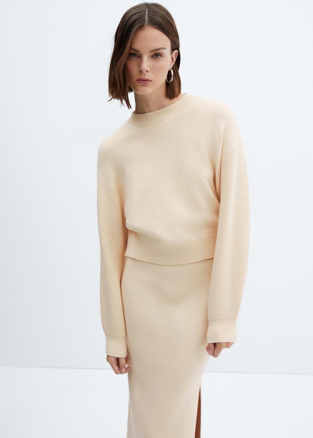 Round neck knitted sweater