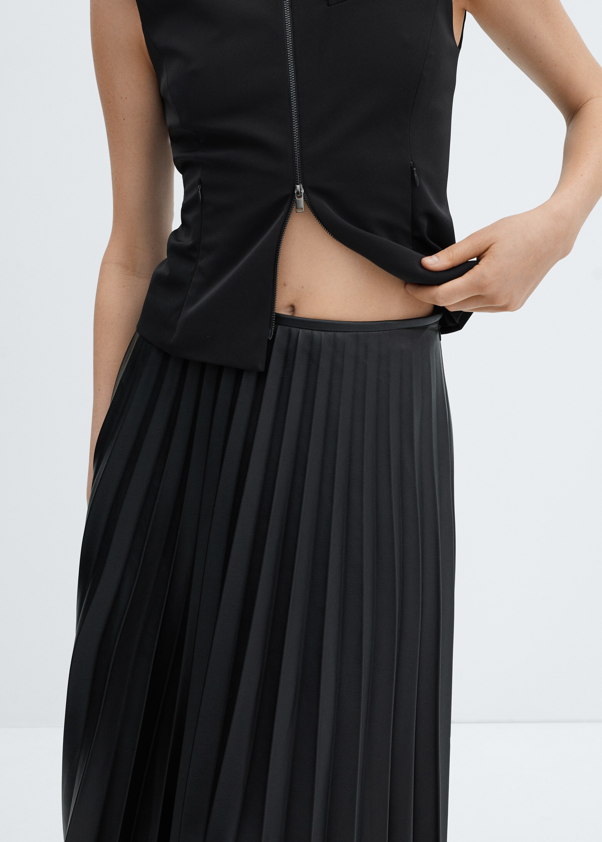 Leather-effect pleated skirt - Details of the article 6