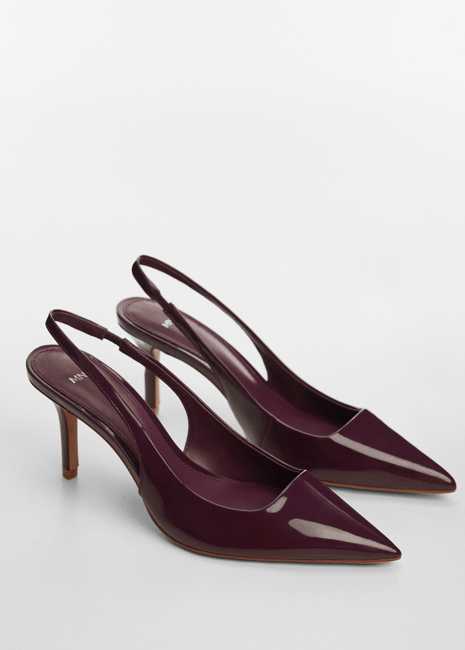 Chaussures pointues ouvertes à l’arrière - Plan moyen