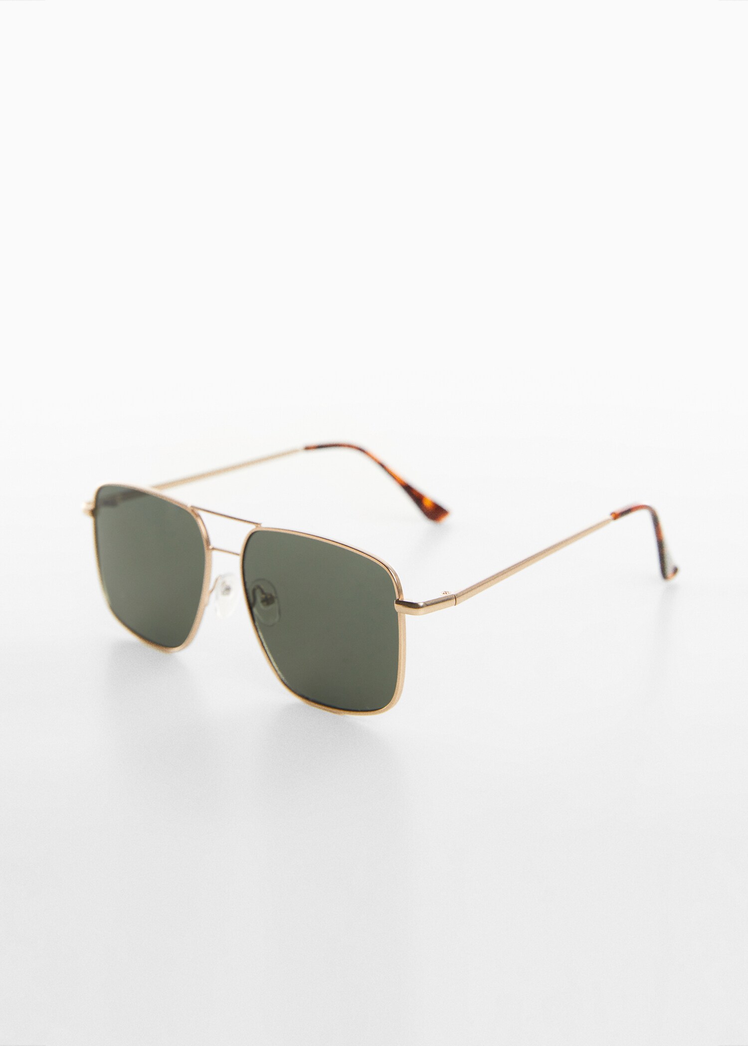 Lunettes de soleil aviateur - Plan moyen