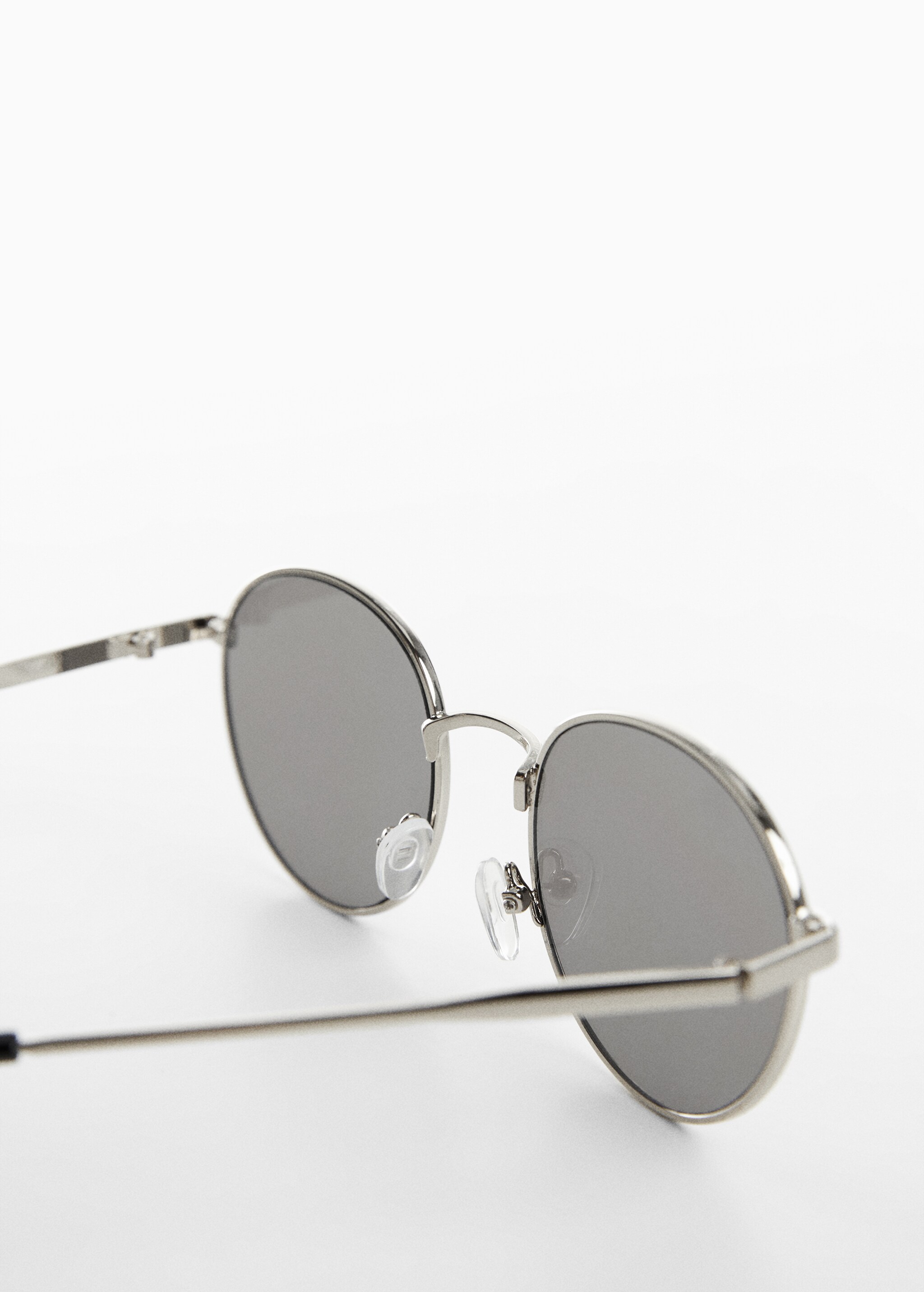 Солнцезащитные очки в круглой металлической оправе  - Деталь изделия 1