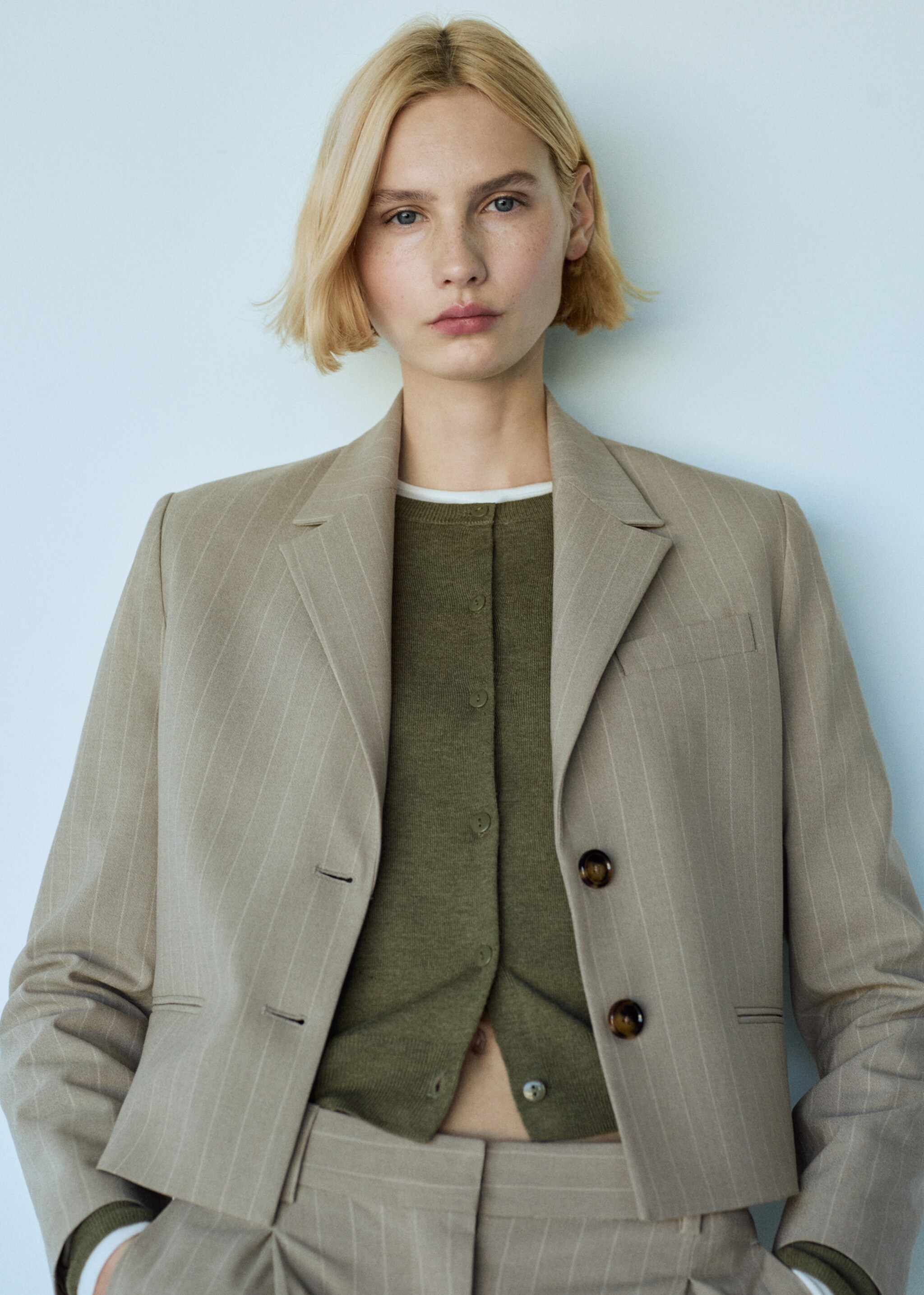 Veste crop fines rayures - Détail de l'article 7, Beige. Ref: 67054045-00.