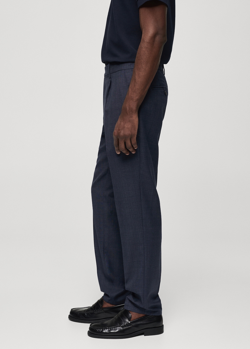 Cold wool pants with pleat detail