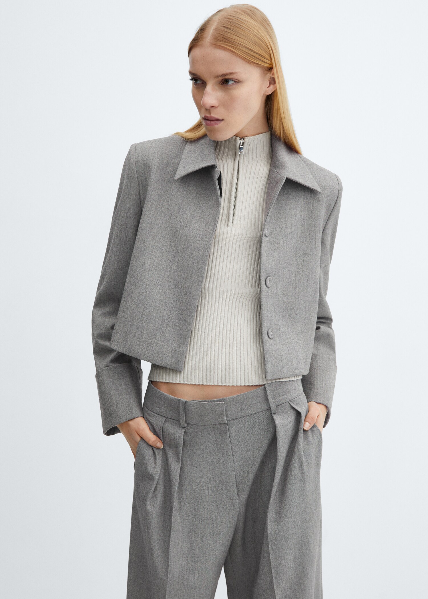 Chaqueta crop traje - Plano medio