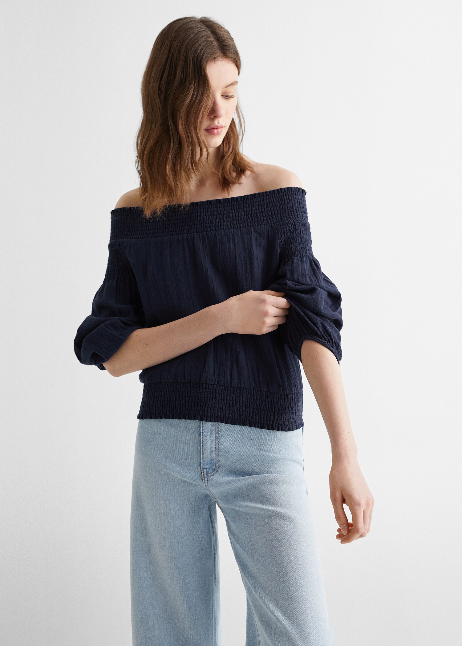 Blusa off-shoulder - Plano medio