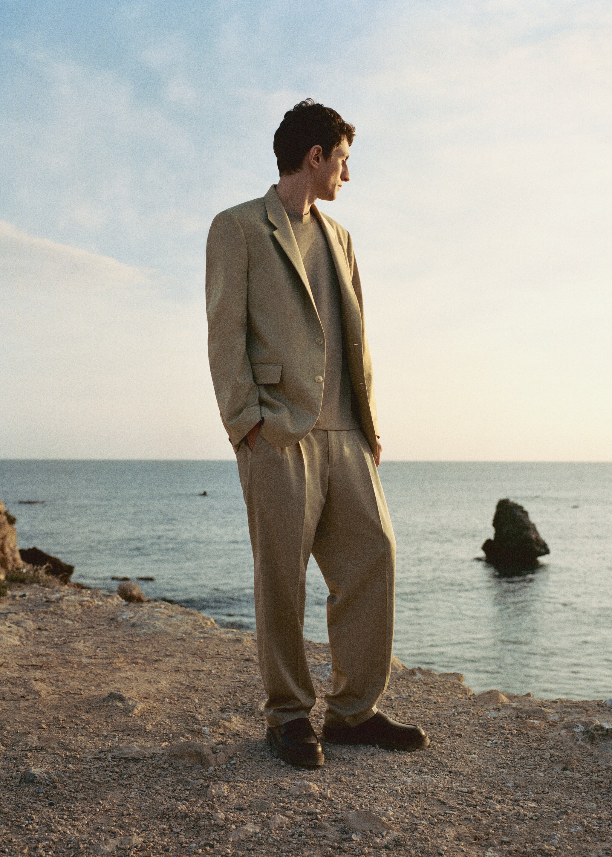 Relaxed-fit suit trousers with pleats - Details of the article 5