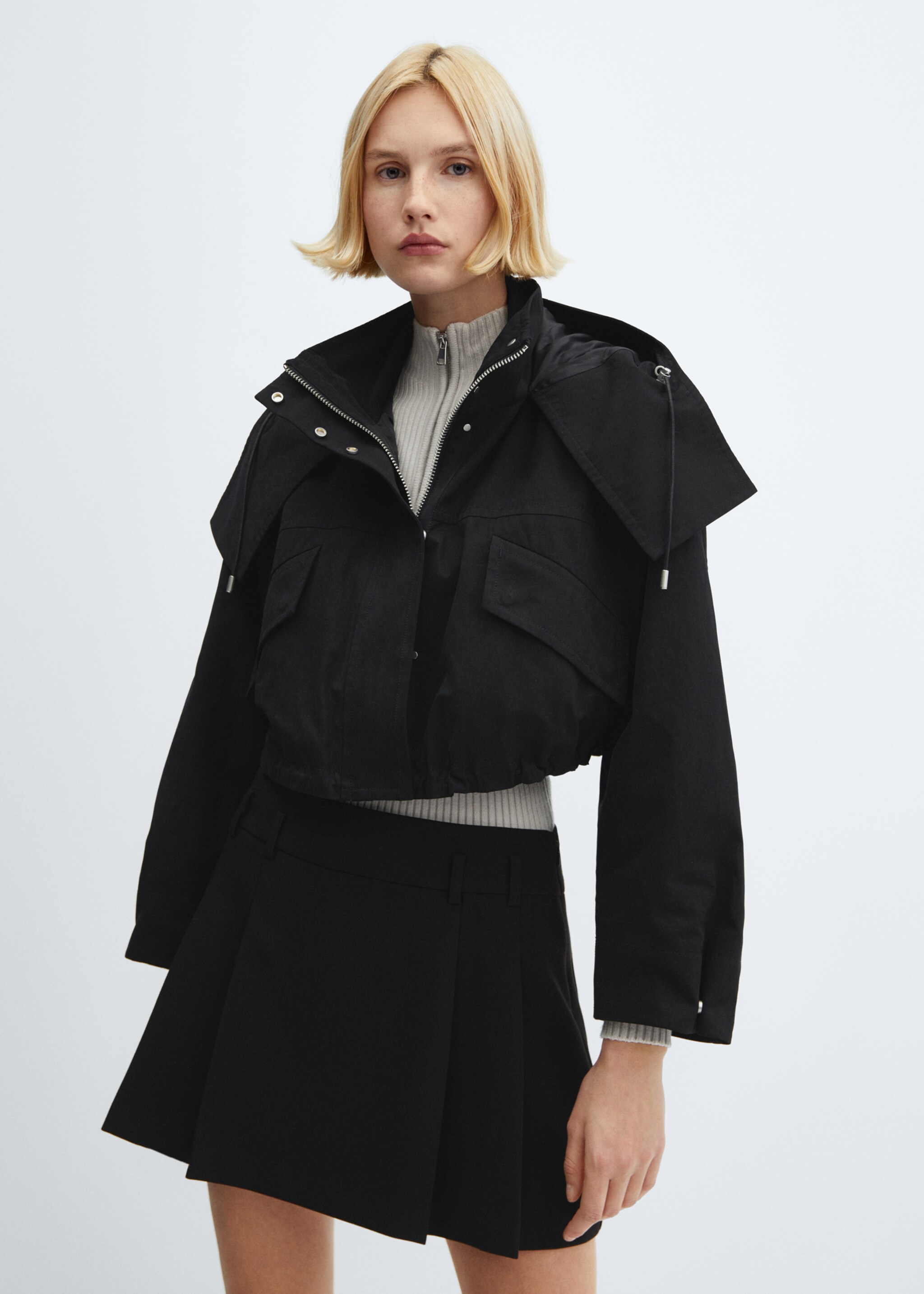 Parka crop capucha - Plano medio