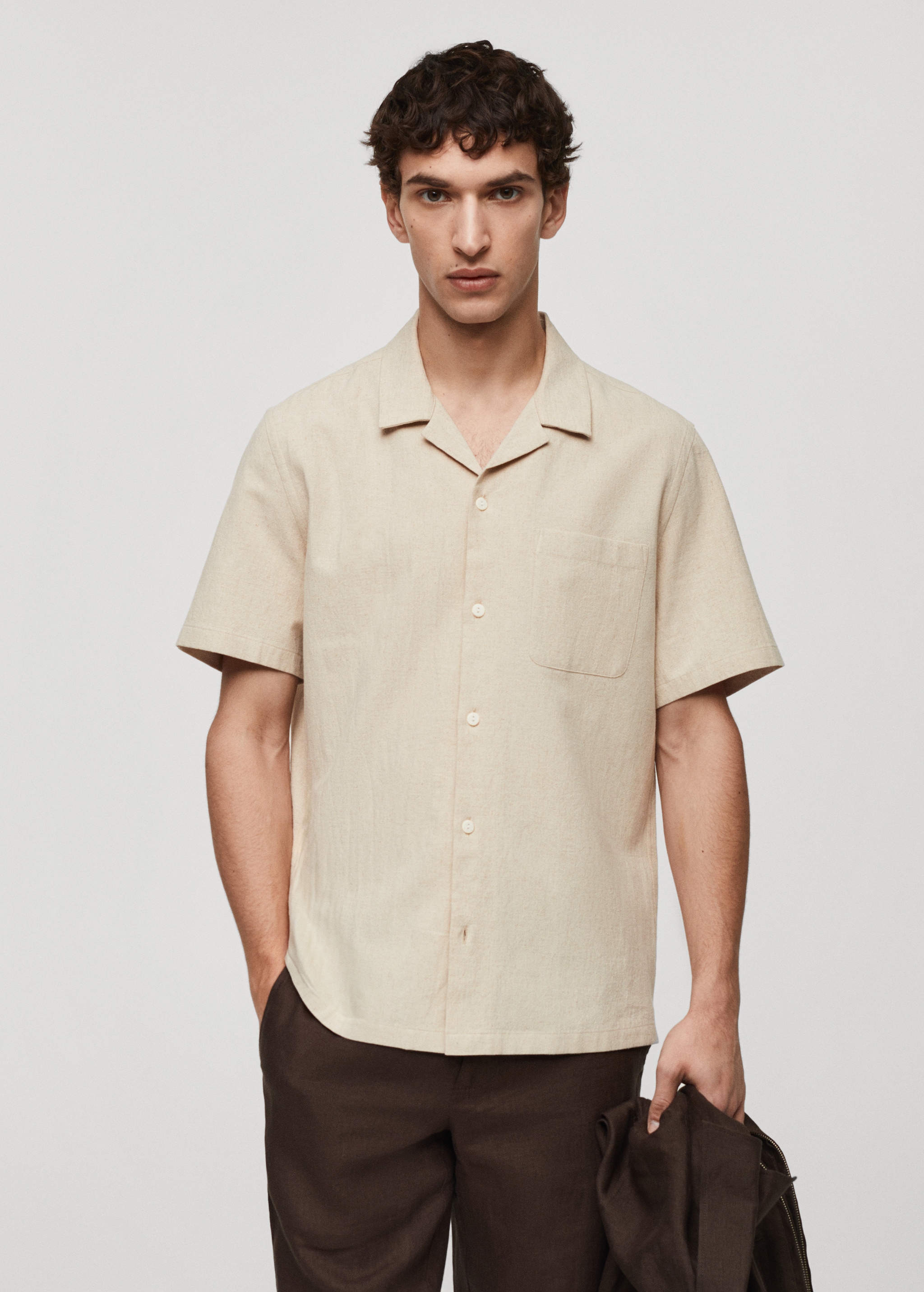 Camisa lino cuello bowling bolsillo - Plano medio