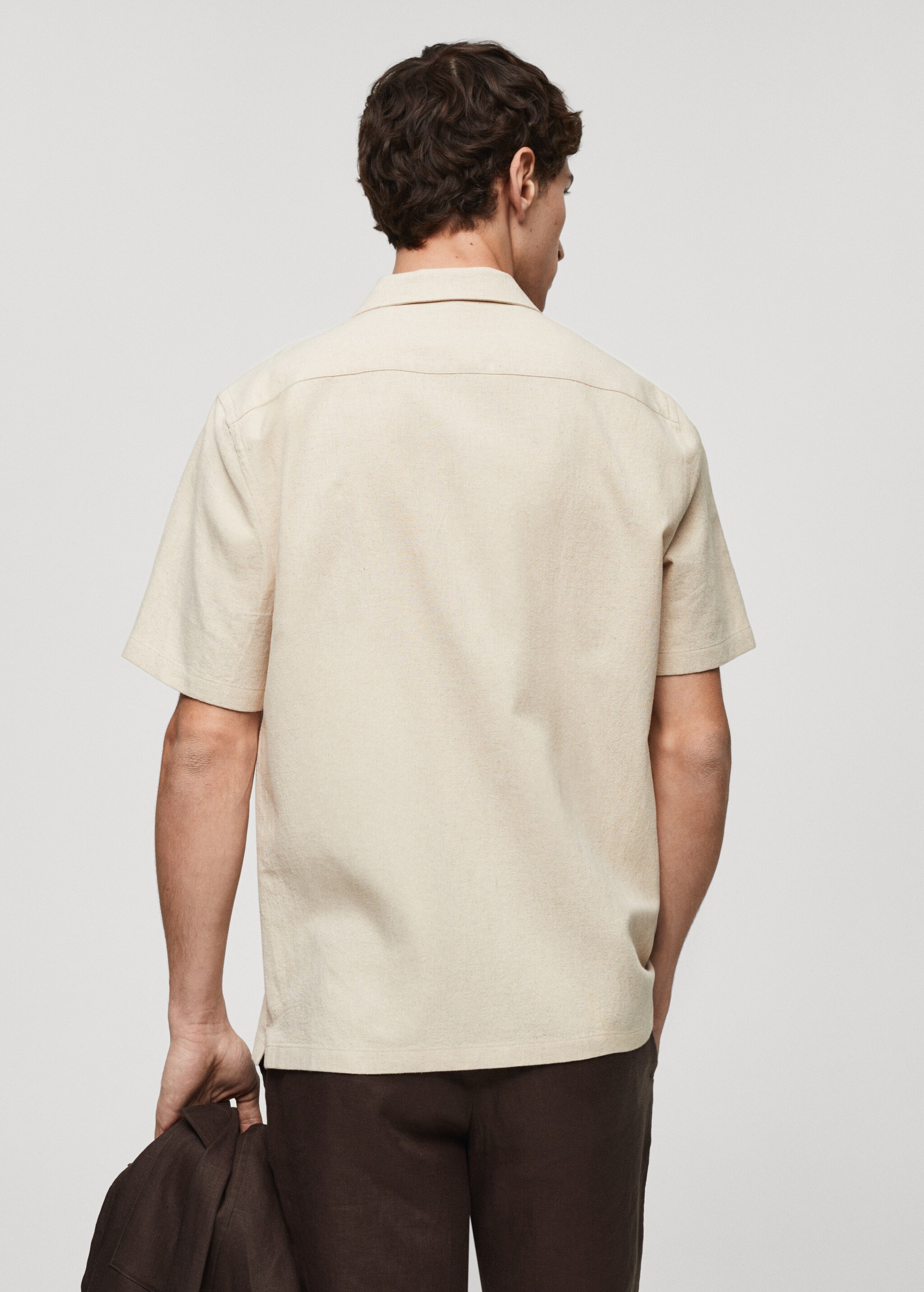 Camisa lino cuello bowling bolsillo - Reverso del artículo