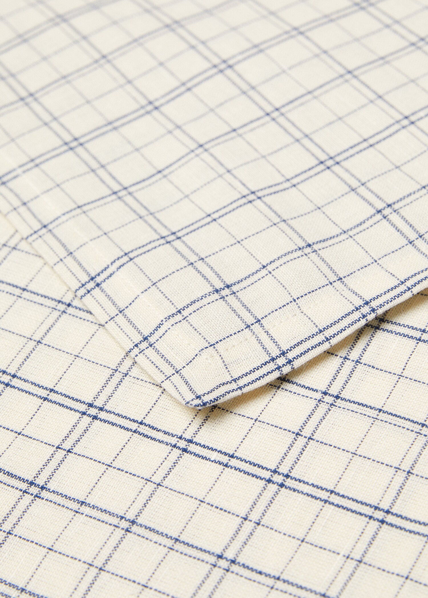 Cotton and linen tablecloth with checkered print - Details of the article 1