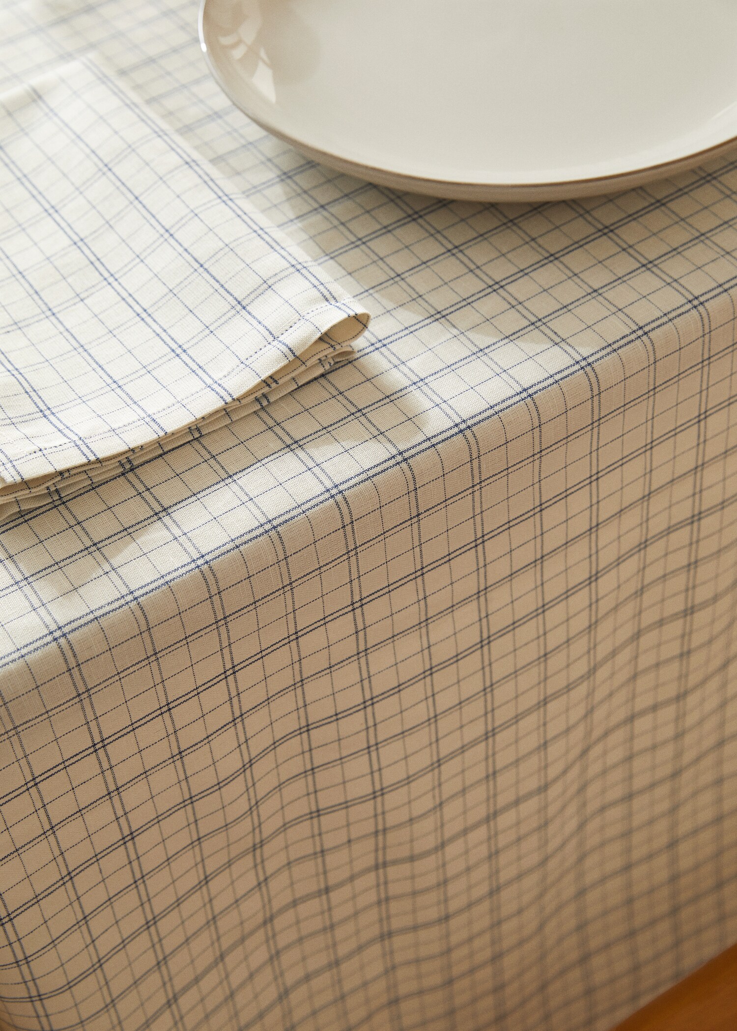 Cotton and linen tablecloth with checkered print - Details of the article 7