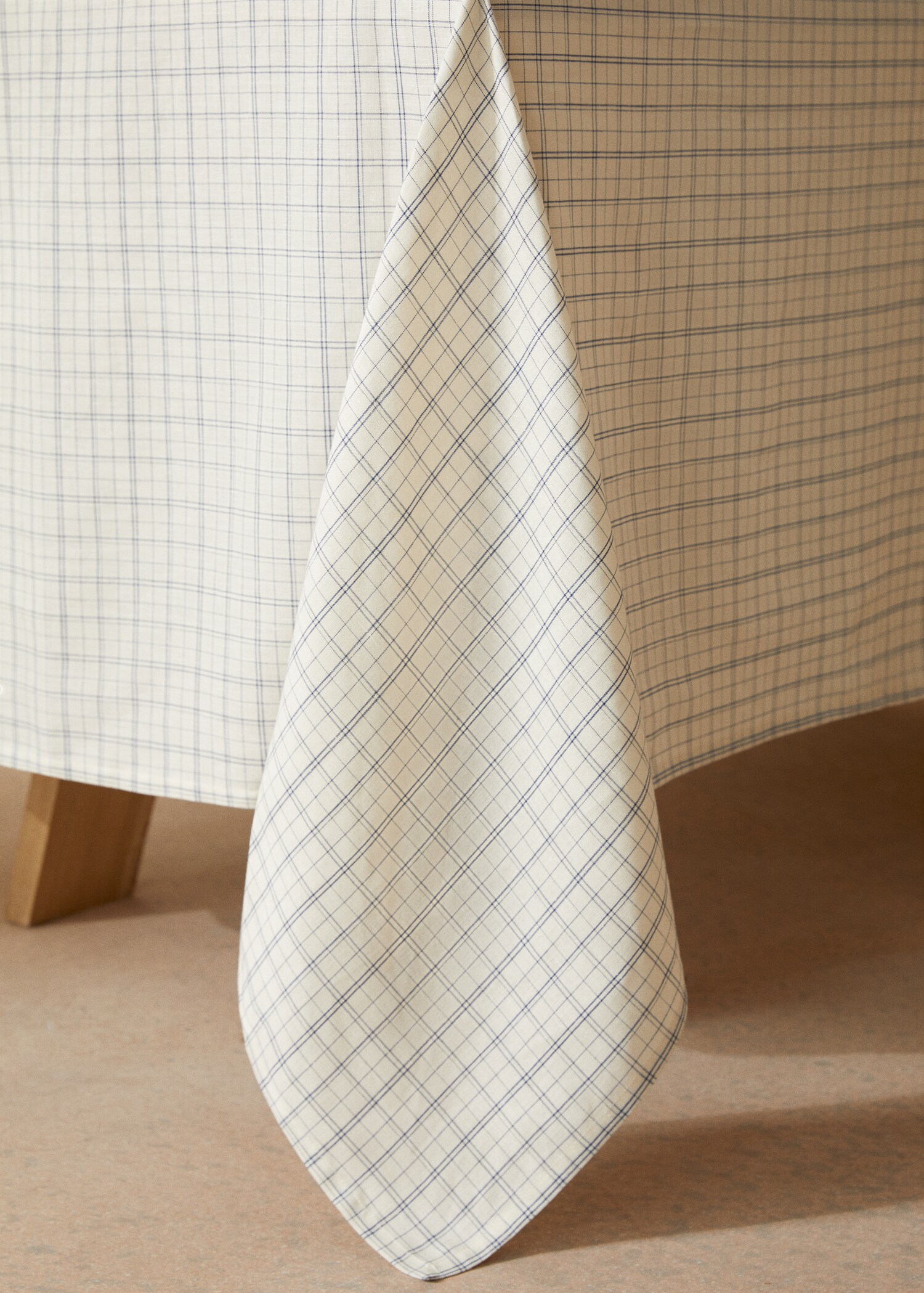 Cotton and linen tablecloth with check print - Details of the article 8