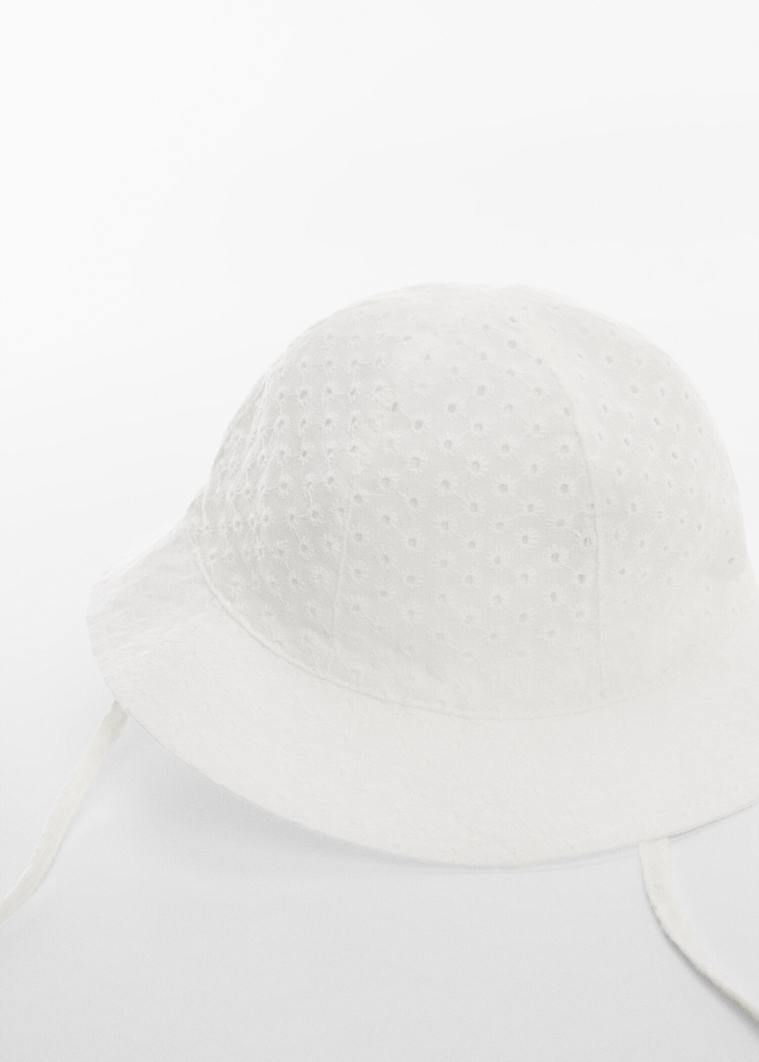 Chapeau bob fleurs - Plan moyen